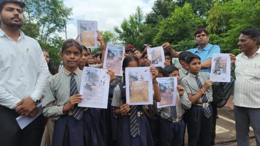 सेंट लुईस पब्लिक स्कूल के बच्चे पहुँचे कलेक्टर के पास, बोलें कलेक्टर सर बाहर आओ, अबैध रूप से रास्ता बंद करने का आरोप