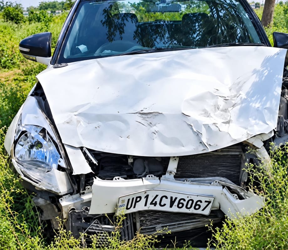शिवपुरी में कार की टक्कर से 6 गौवंश की मौतः दो घायल, कार डिवाइडर से टकराई; फंसे दो लोगों को पुलिस ने निकाला