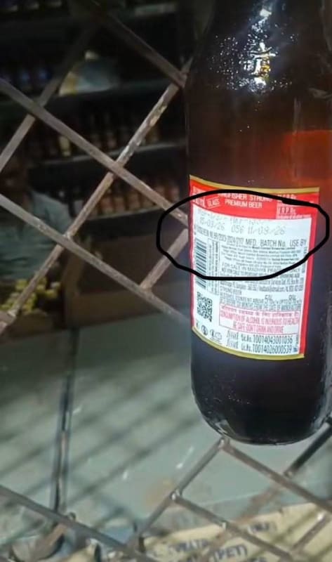 आमोलपठा लाइसेंसी शराब दुकान पर बेची जा रही एक्सपायरी डेट की शराब एक तरफ अवैध शराब के खिलाफ महिलाओं द्वारा आंदोलन किया जा रहा जगह-जगह वहीं दूसरी तरफ शराब दुकानों द्वारा व्यक्तियों की जिंदगी के साथ एक्सपायरी डेट की शराब बेचकर खिलवाड़ किया जा रहा है