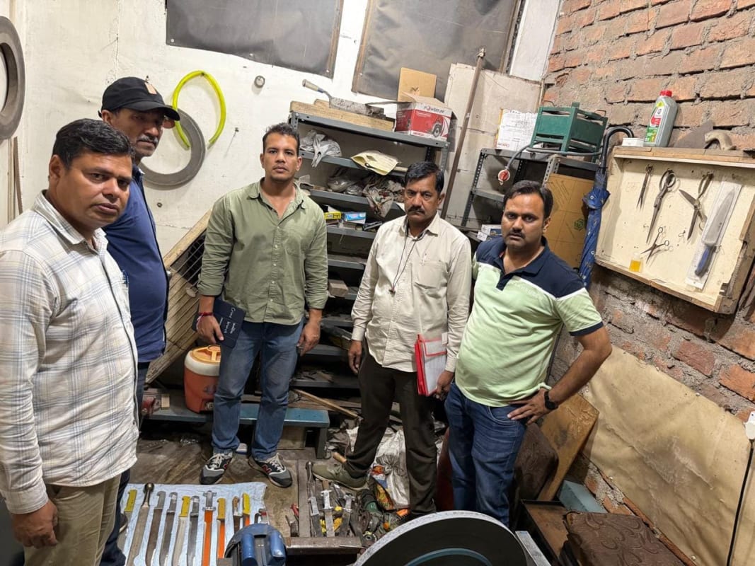 भोपाल में अवैध हथियार बनाने वाले आरोपी पर क्राइम ब्रांच की कार्रवाई, दुकान से छुरियां और मशीनरी जब्त