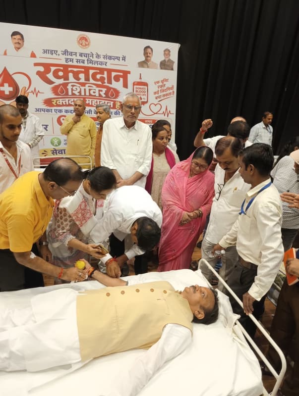 खुद रक्तदान कर उप मुख्यमंत्री राजेन्द्र शुक्ल ने दिया जनसेवा का संदेश, रीवा में वृहद रक्तदान शिविर का शुभारंभ