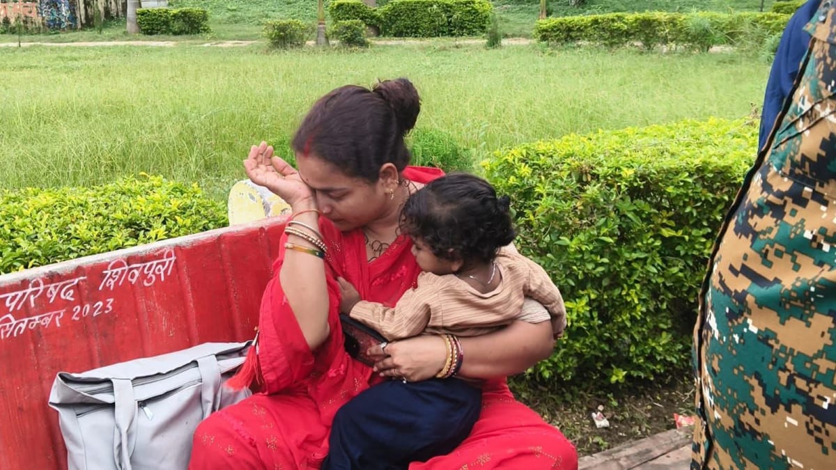 मध्यप्रदेश में UCC की चर्चा के बीच पति की दूसरी शादी से परेशान महिला मासूम बच्चे के साथ बीच सड़क धरने पर बैठी, देखें वीडियो