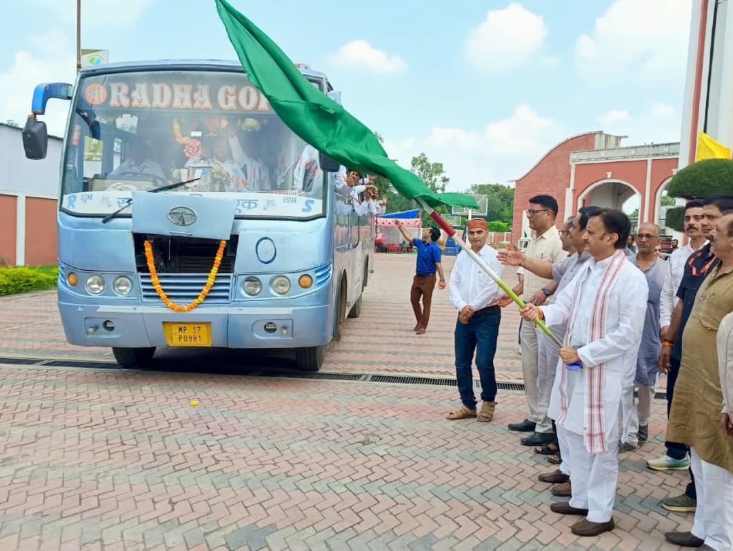 उप मुख्यमंत्री राजेन्द्र शुक्ल ने भोपाल के युवाओं को रीवा भ्रमण के लिए किया रवाना