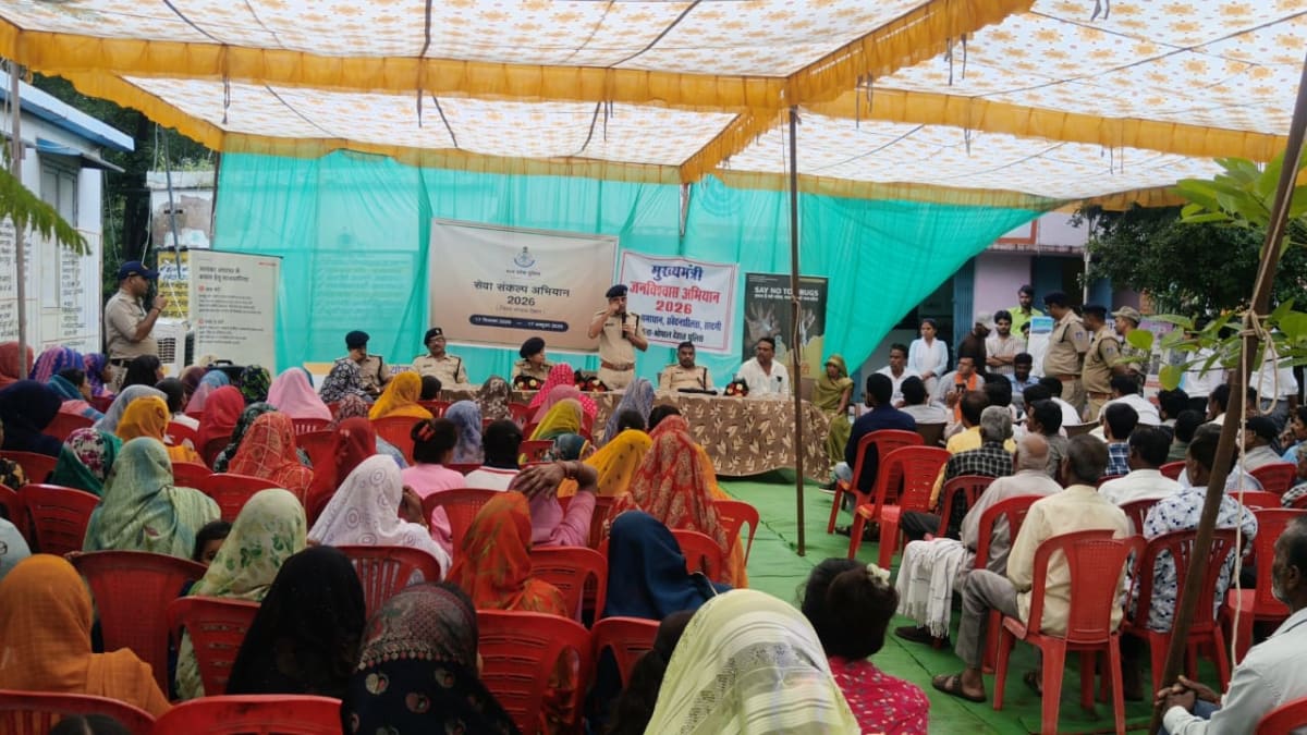 जगदीशपुर में पुलिस अधीक्षक का जनसंवाद, ग्रामीणों की समस्याएं सुनीं, साइबर ठगी से बचाव और सड़क सुरक्षा को लेकर ग्रामीणों को किया जागरूक