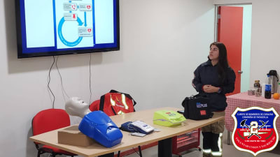 Hoy realizamos Academia sobre el correcto uso del Desfibrilador externo automático DEA a cargo de la Directora de la tercera compañía Srta Natalia Serrano