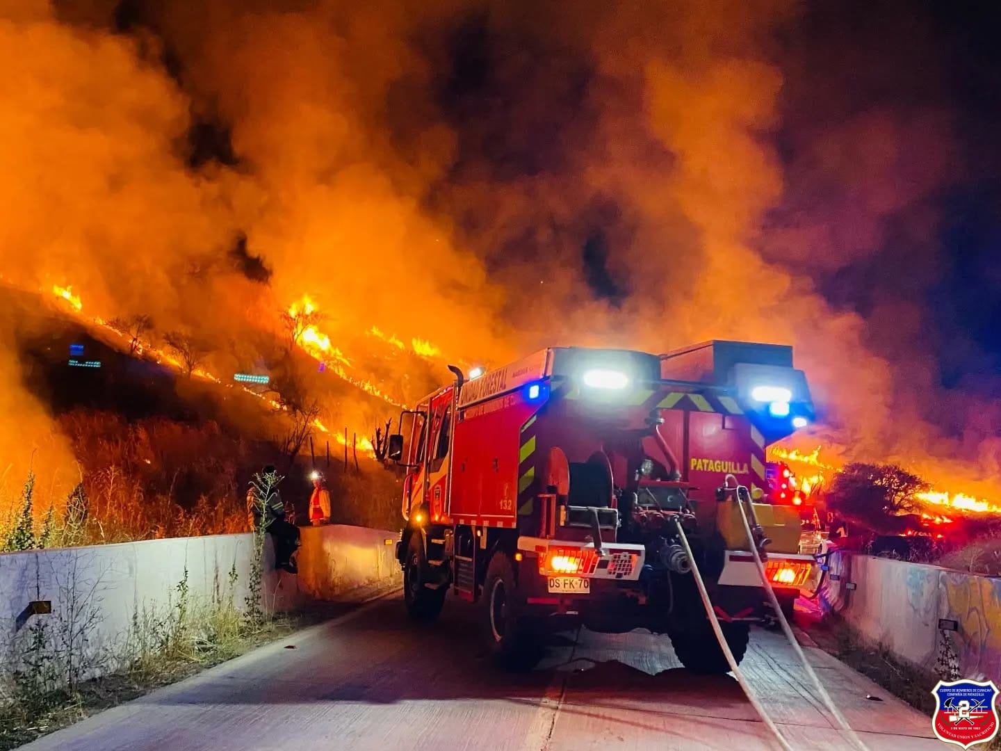 00 22 hrs Nuestra compañía continúa trabajando en incendio forestal Sector Cuesta Barriga