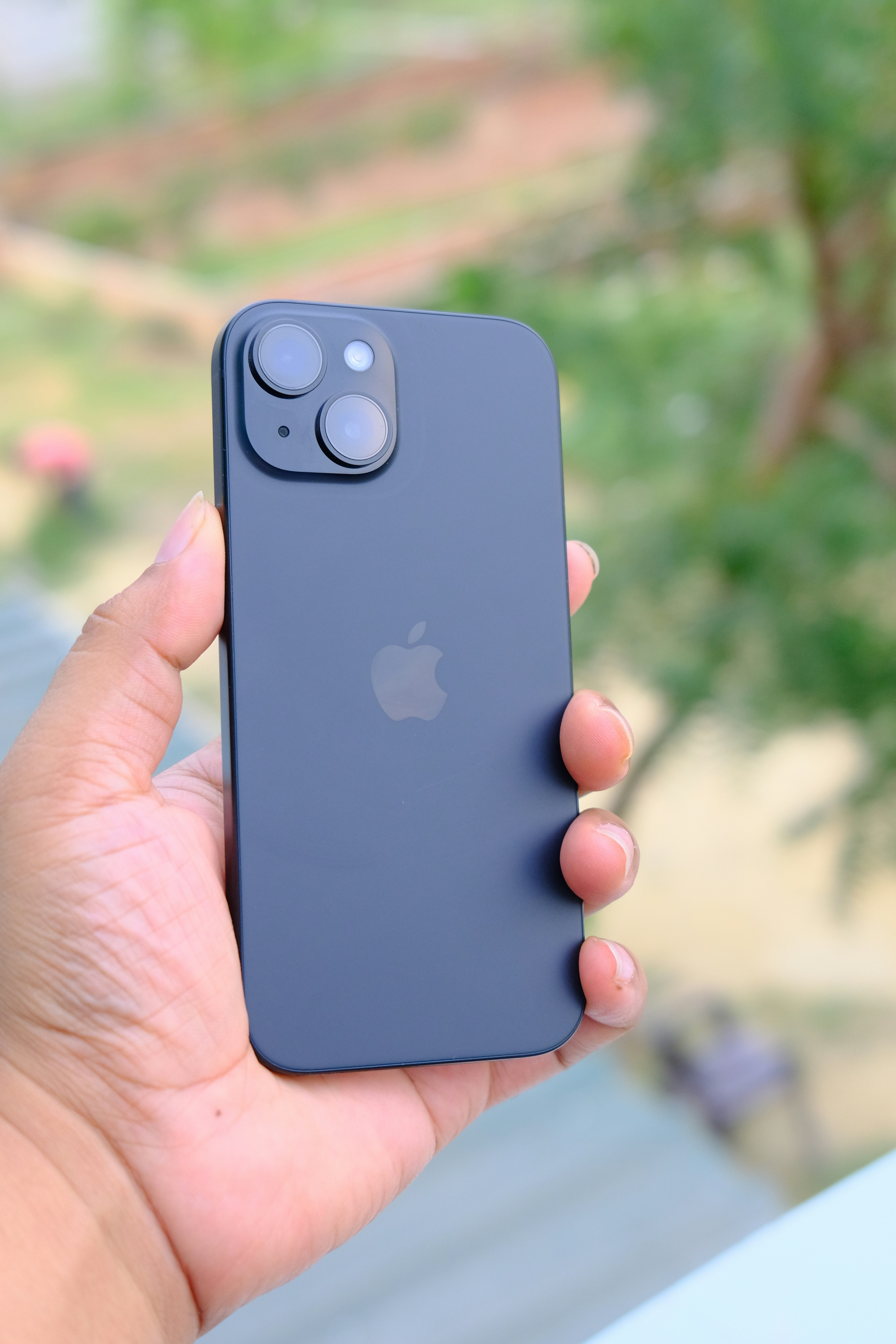 Pallet Buying vs Per-Unit Wholesale: Pros and Cons for Phone Resellers