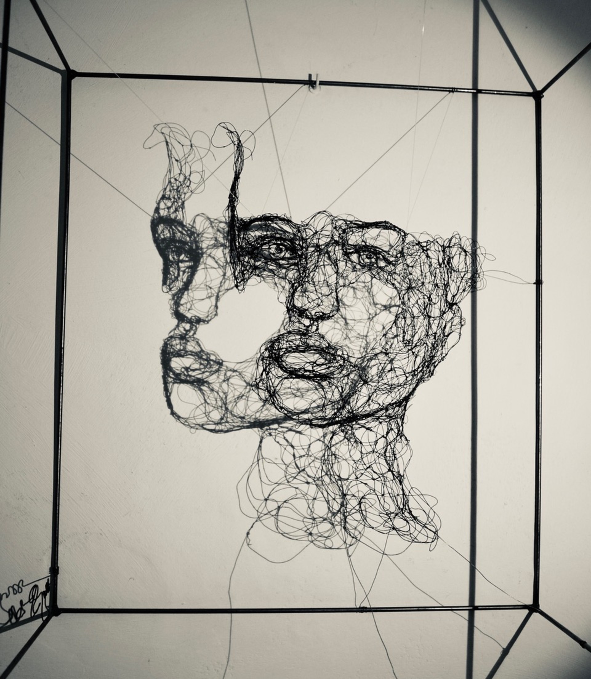 Sculpture en fil de fer par Myriam Louvel