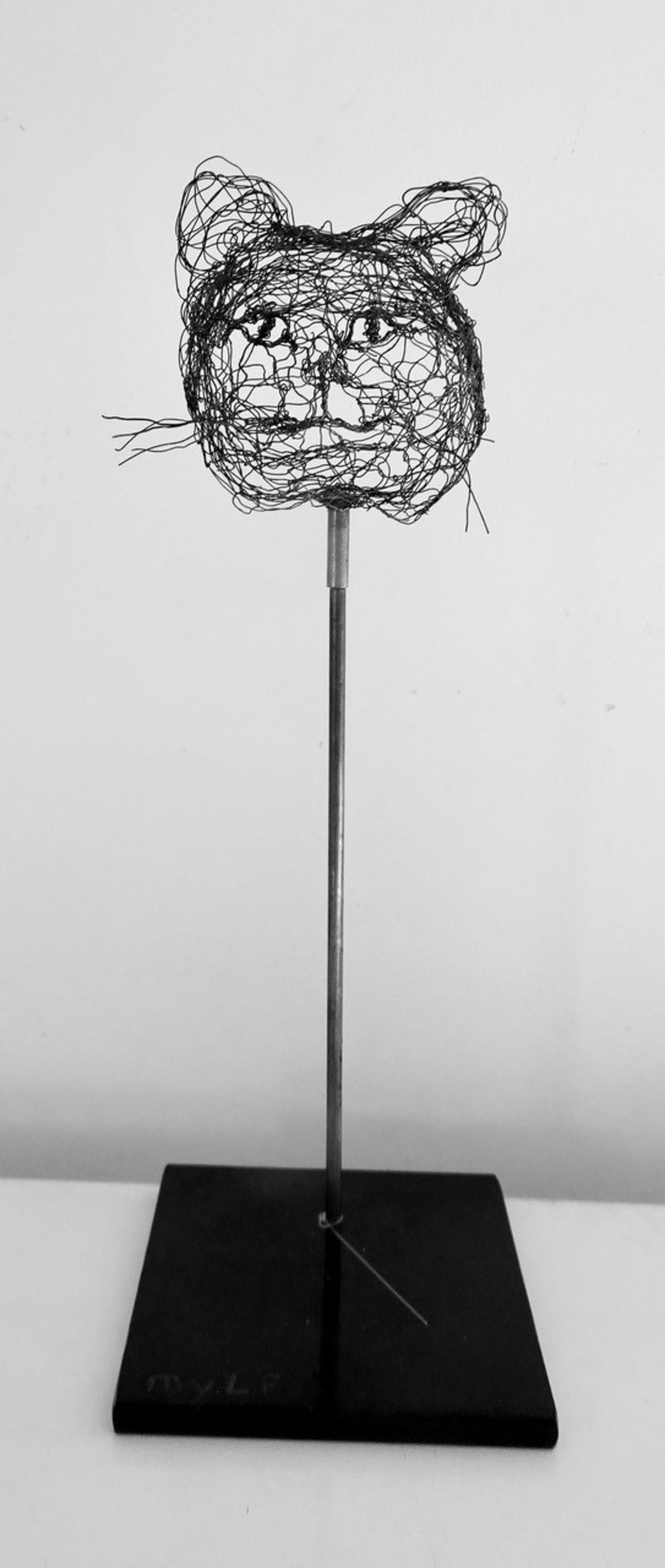 Kleine wezens 2020.105, aanzicht 2, metaaldraadsculptuur door Myriam Louvel