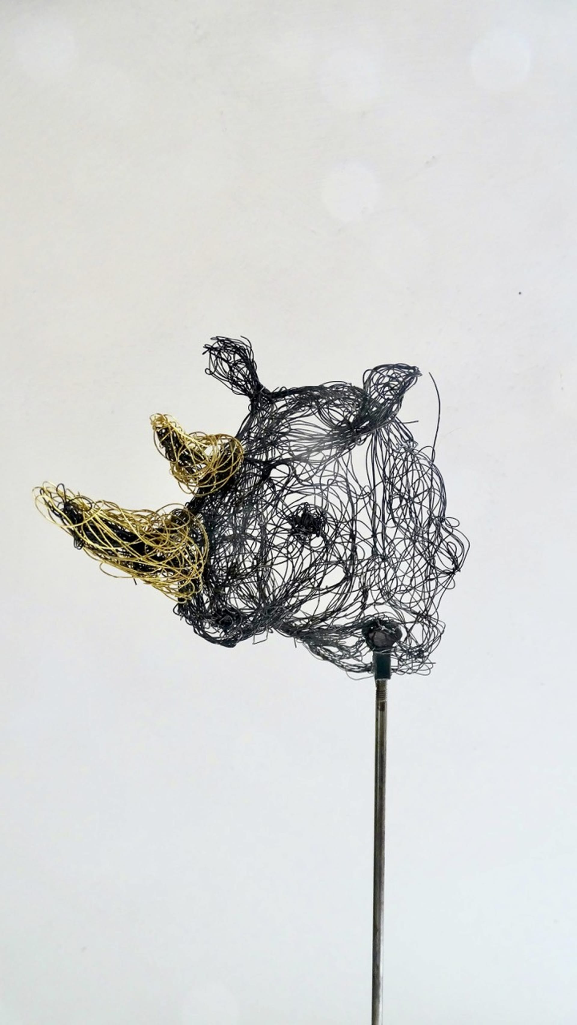 Kleine Wesen 2020.107 von Myriam Louvel, Metalldrahtskulptur