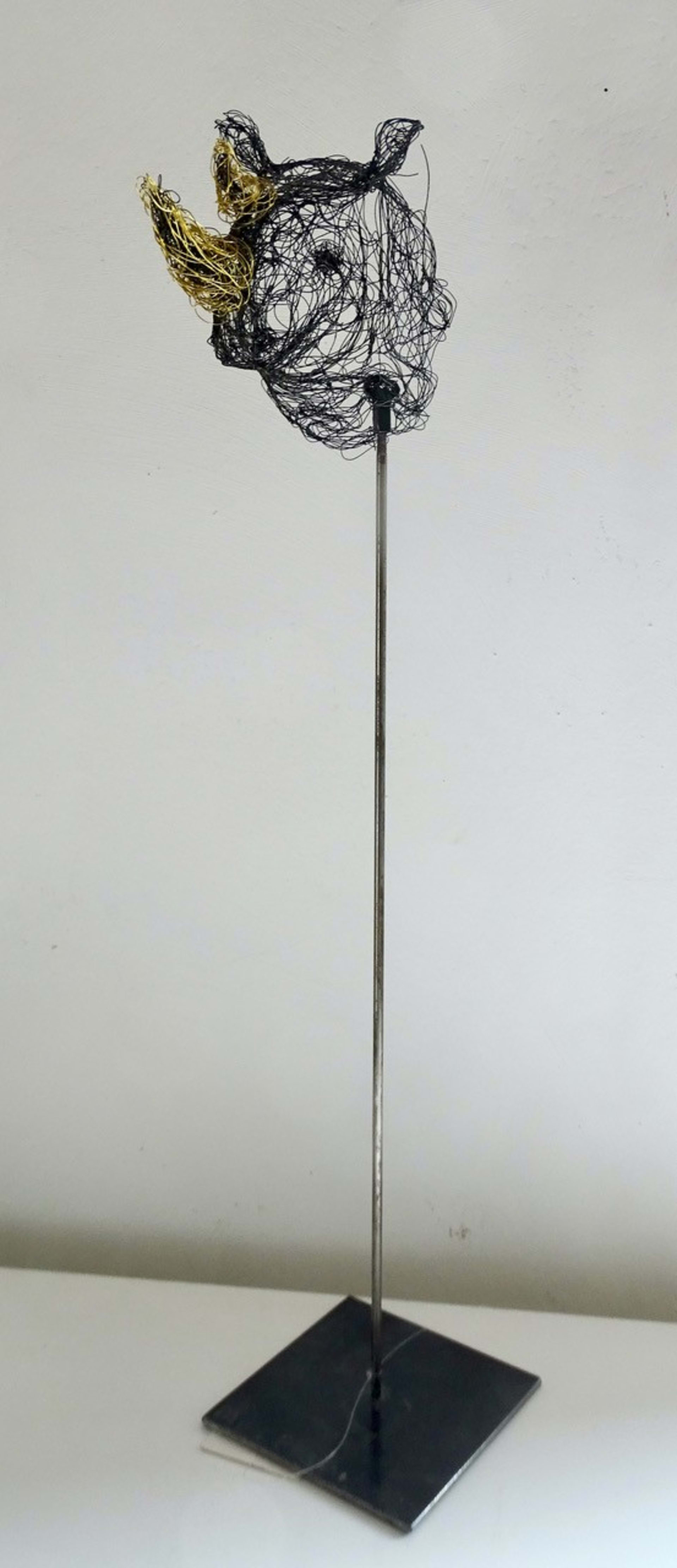 Kleine Wesen 2020.107, Ansicht 2, Metalldrahtskulptur von Myriam Louvel