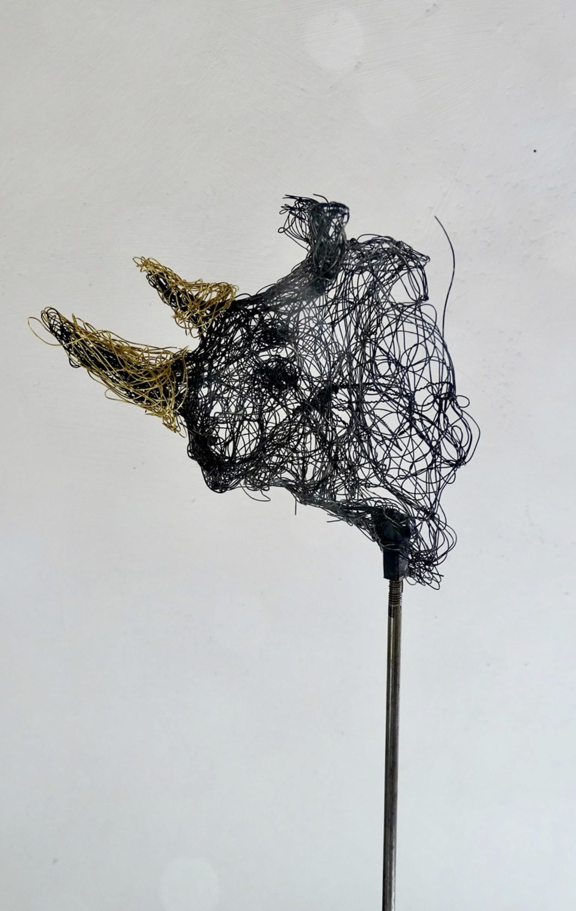 Kleine Wesen 2020.107, Ansicht 3, Metalldrahtskulptur von Myriam Louvel