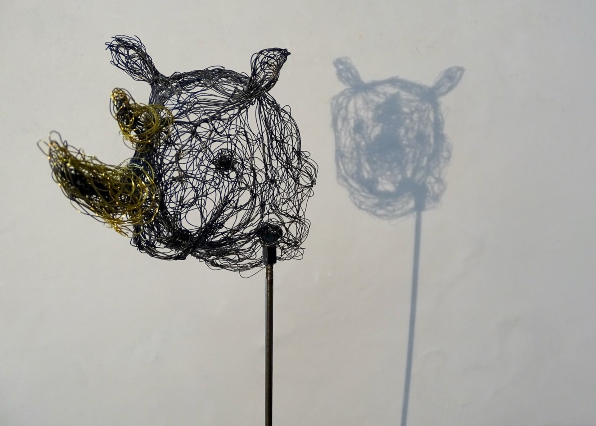 Kleine Wesen 2020.107, Ansicht 4, Metalldrahtskulptur von Myriam Louvel