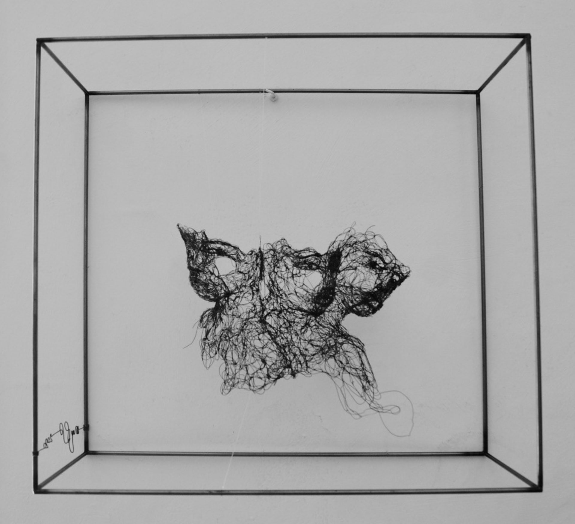 Estudos de rosto 2020.34 por Myriam Louvel, escultura em fio de metal