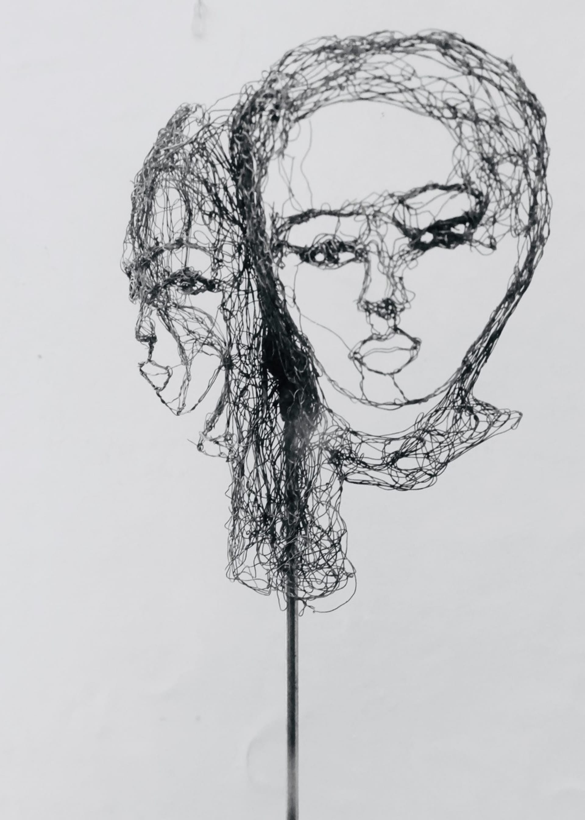 Piccole teste 2021.23, vista 3, scultura in filo di metallo di Myriam Louvel