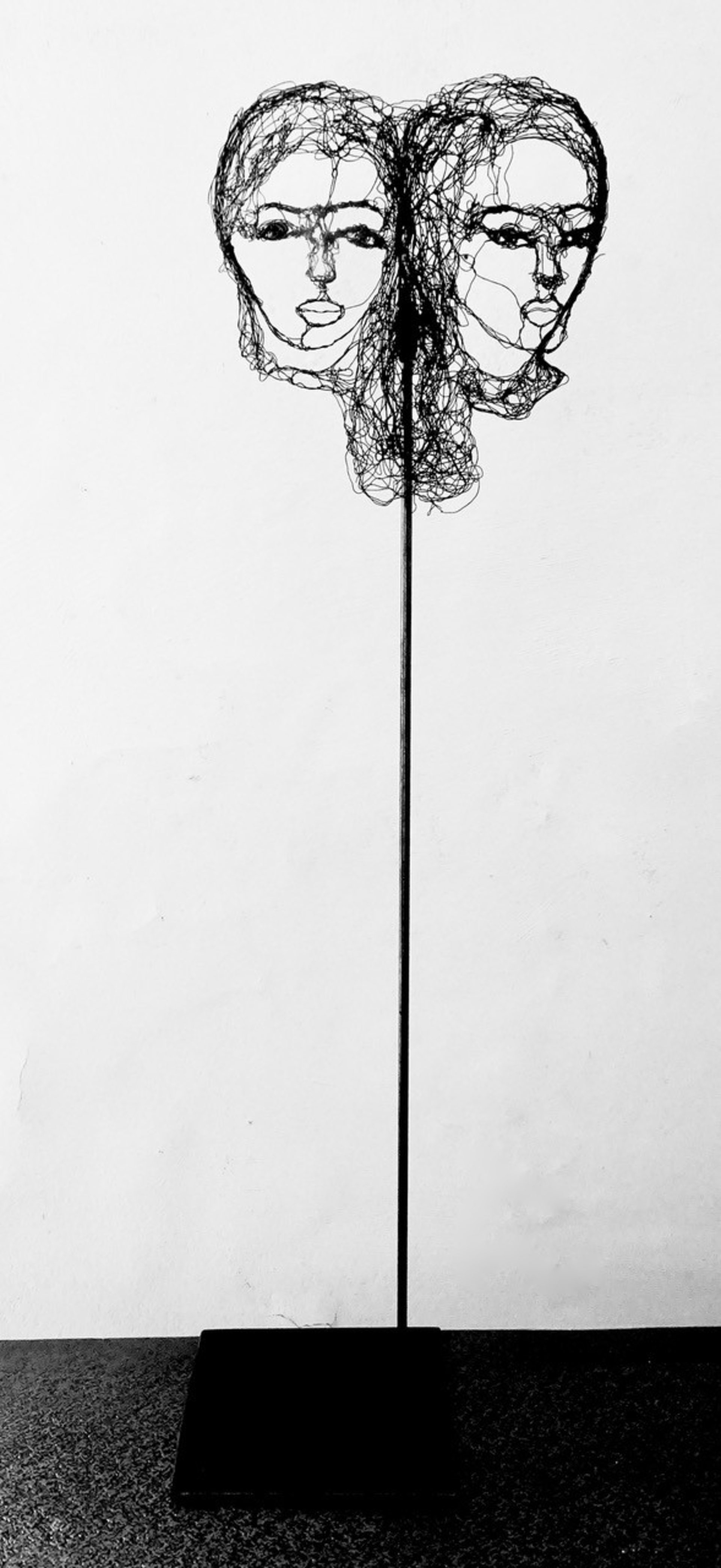 Piccole teste 2021.23, vista 4, scultura in filo di metallo di Myriam Louvel