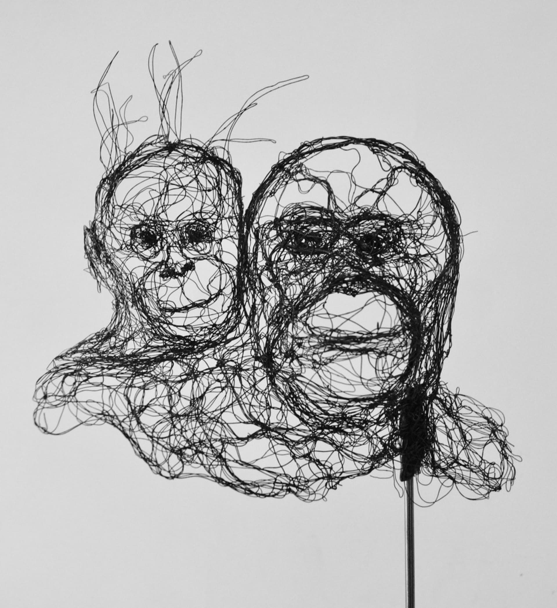 Petites bêtes 2021.40 par Myriam Louvel, sculpture en fil de fer