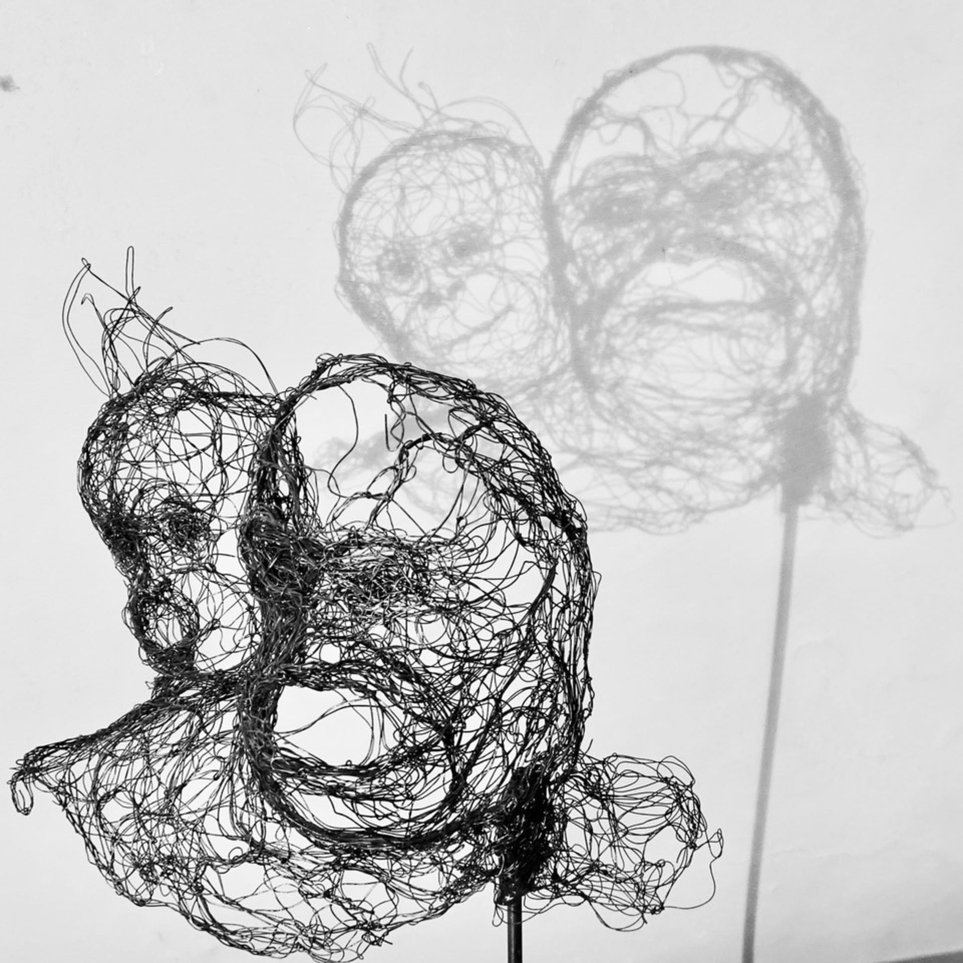 Kleine wezens 2021.40, aanzicht 3, metaaldraadsculptuur door Myriam Louvel