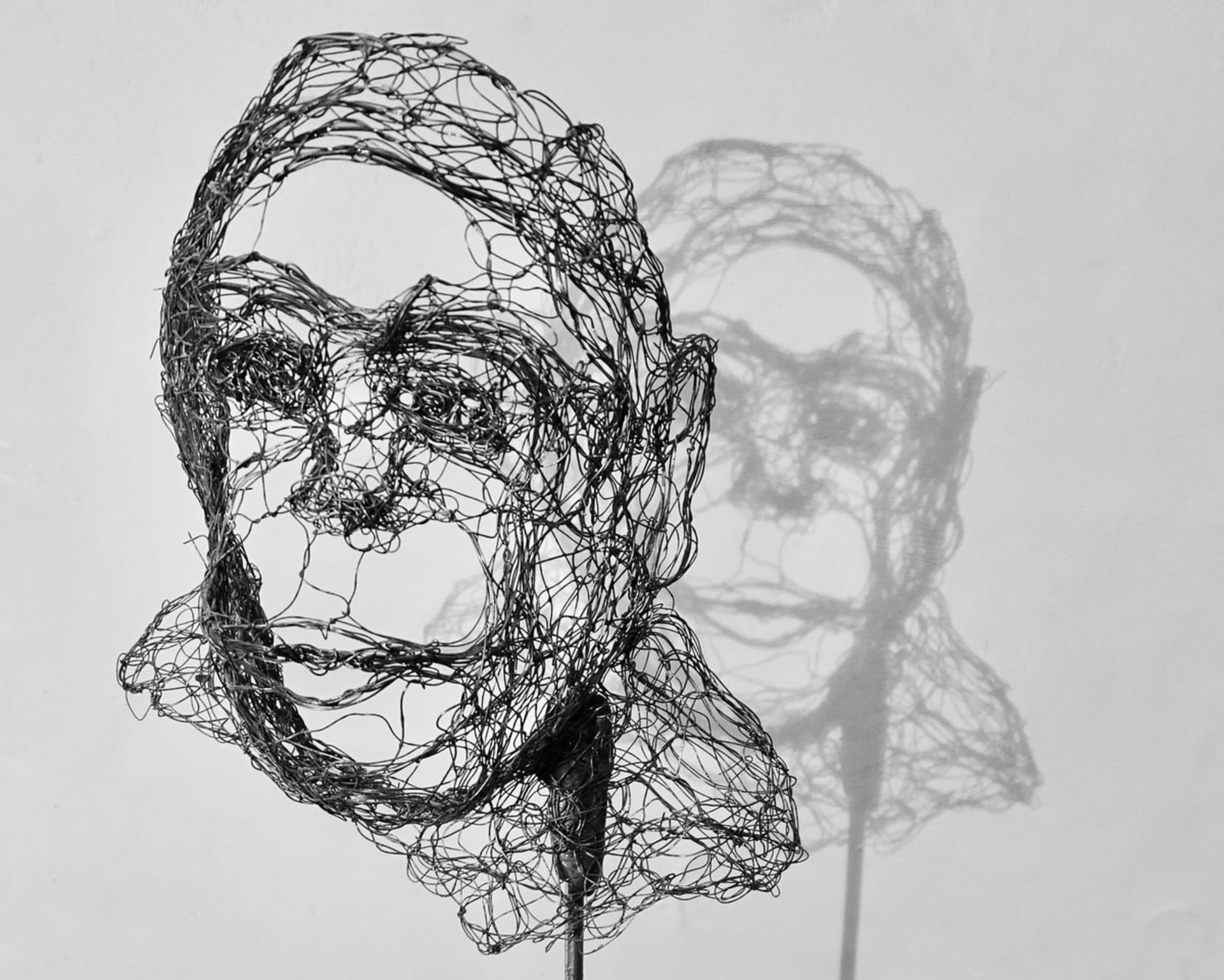 Piccole creature 2021.41, vista 4, scultura in filo di metallo di Myriam Louvel