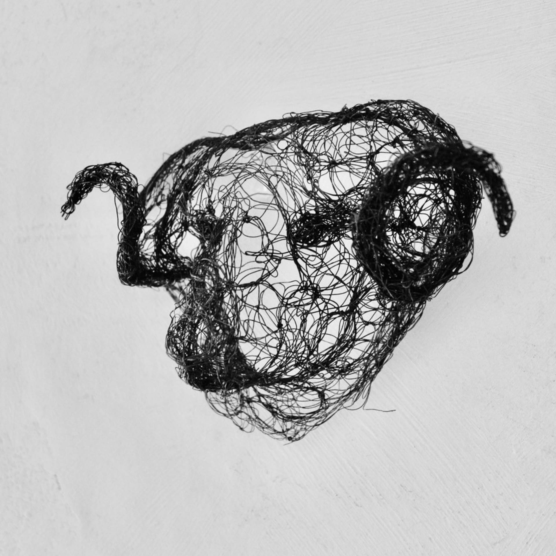 Piccole creature 2021.81 di Myriam Louvel, scultura in filo di metallo