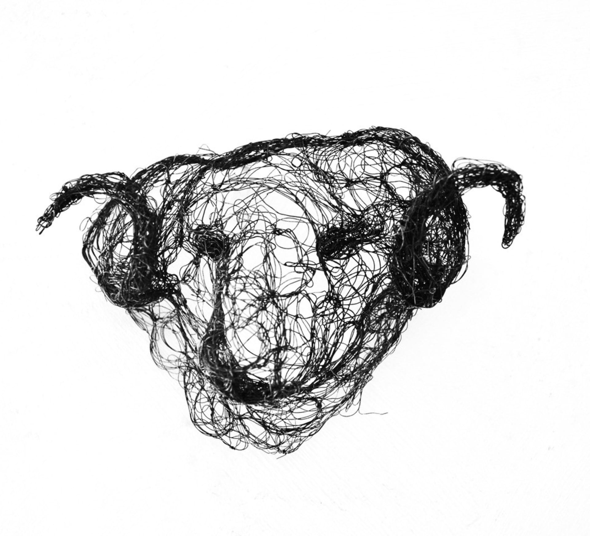 Piccole creature 2021.81, vista 2, scultura in filo di metallo di Myriam Louvel