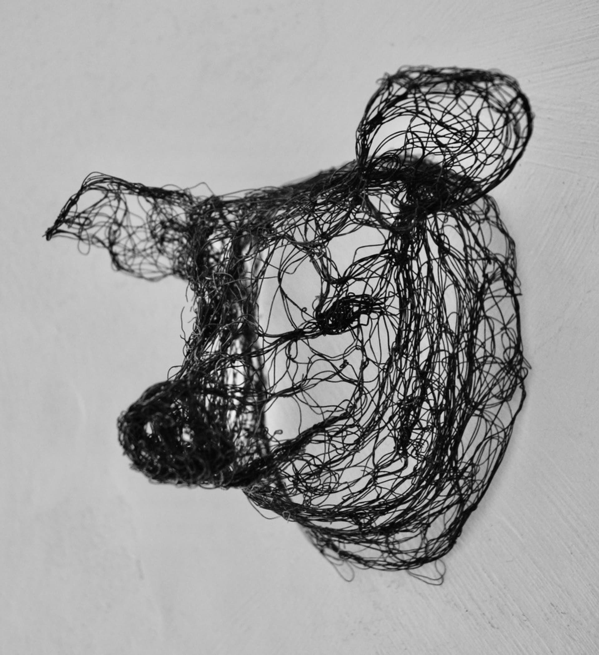 Piccole creature 2021.82 di Myriam Louvel, scultura in filo di metallo