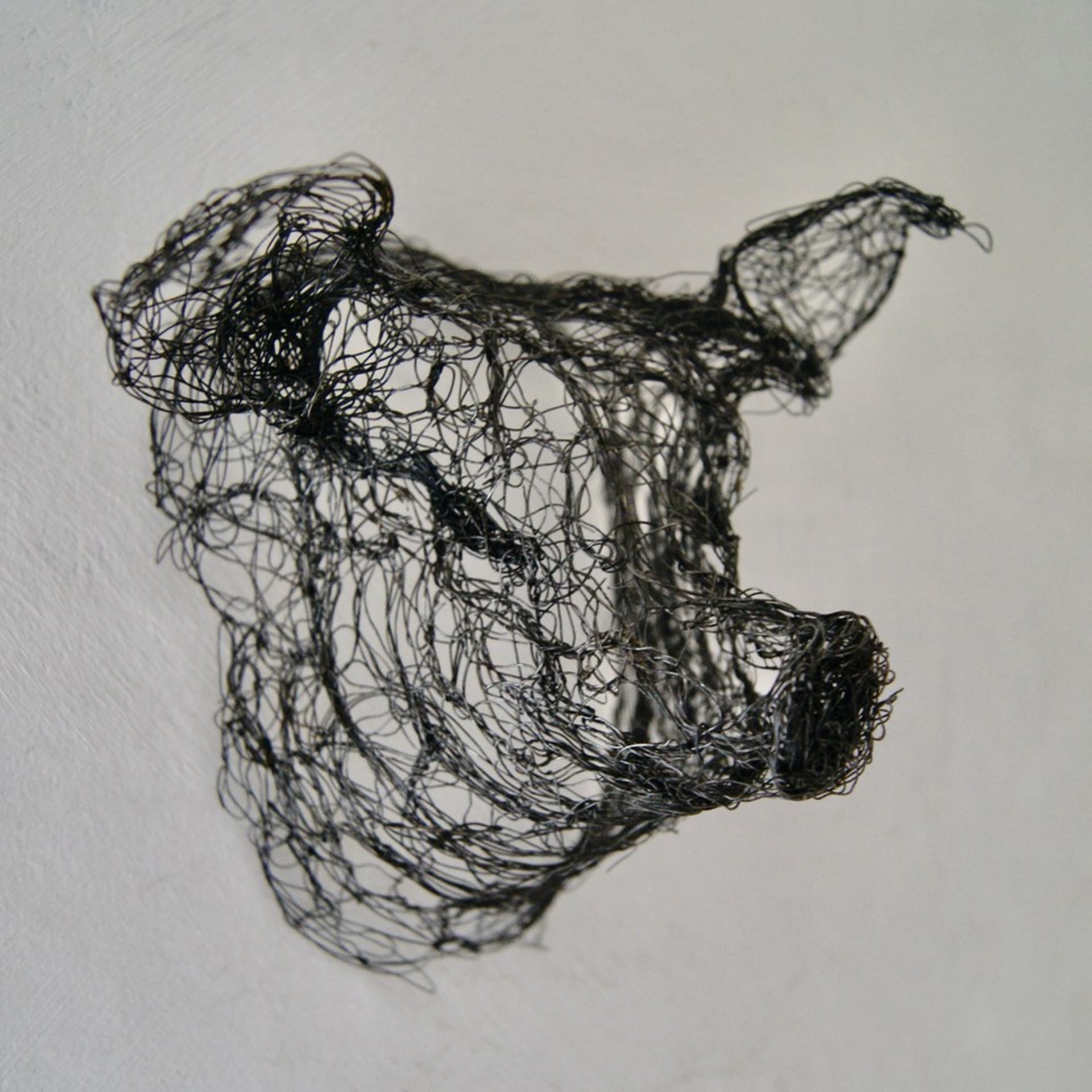 Piccole creature 2021.82, vista 3, scultura in filo di metallo di Myriam Louvel