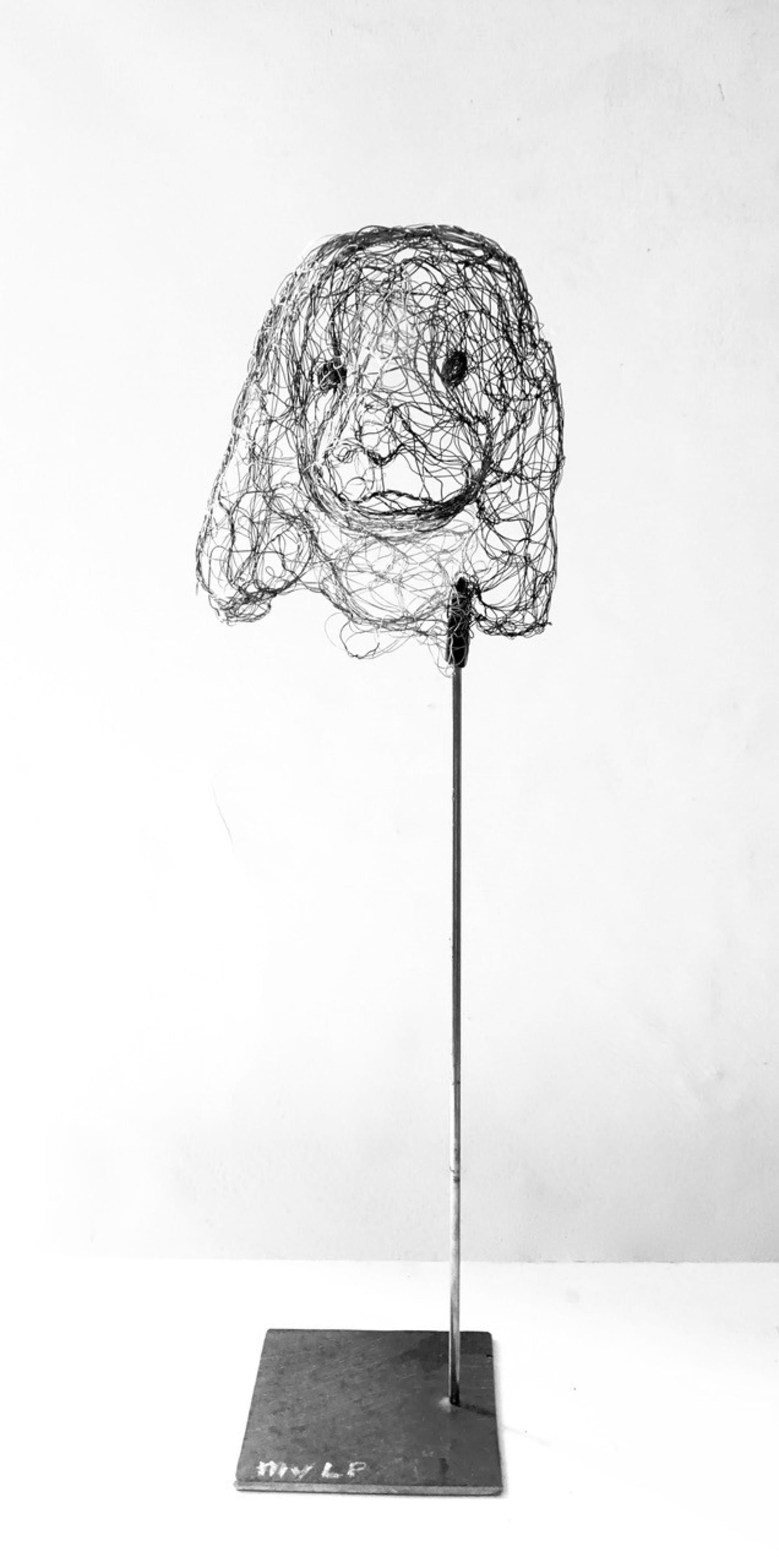 Kleine wezens 2021.93, aanzicht 2, metaaldraadsculptuur door Myriam Louvel