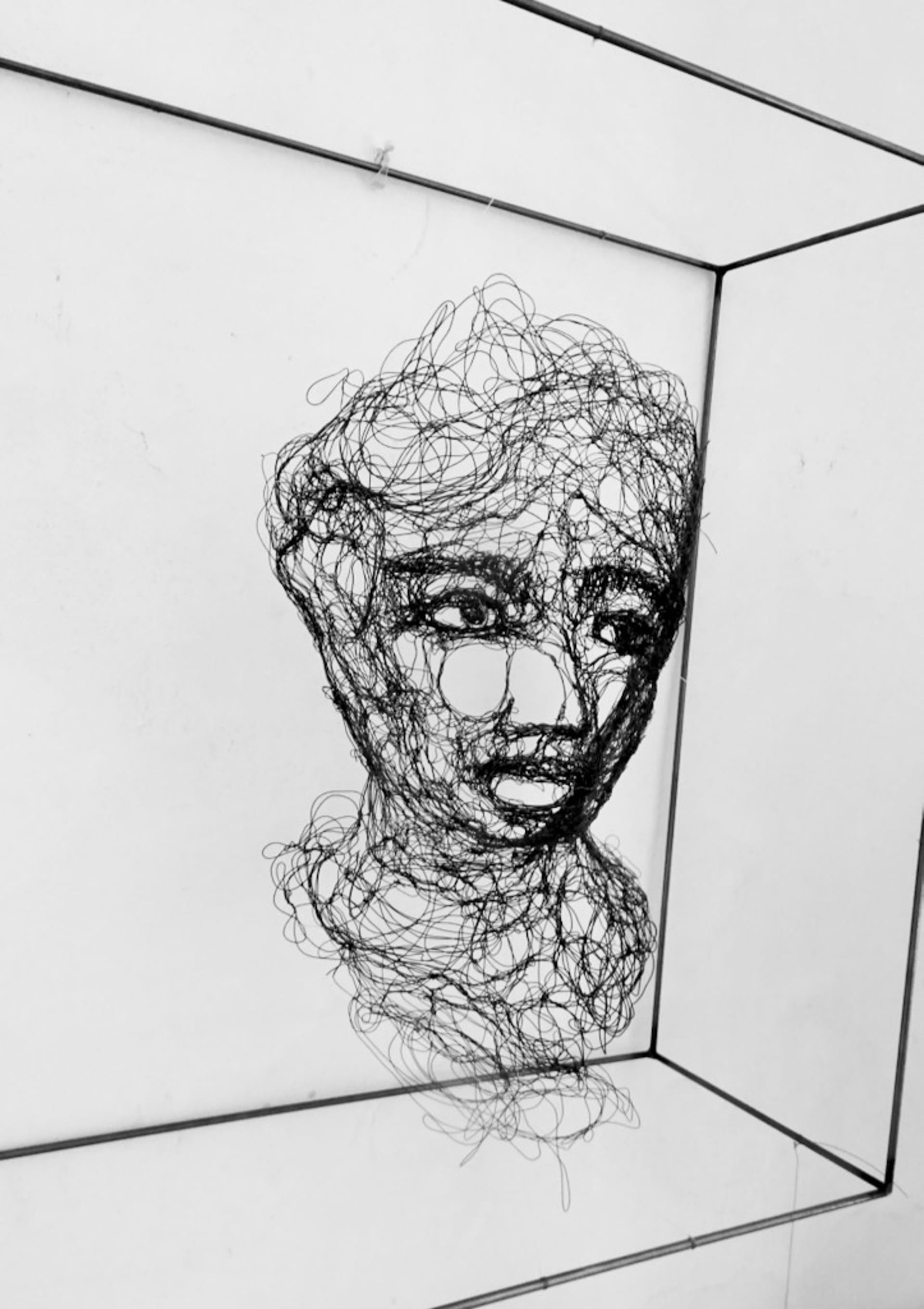 Studi di volto 2022.126, vista 4, scultura in filo di metallo di Myriam Louvel