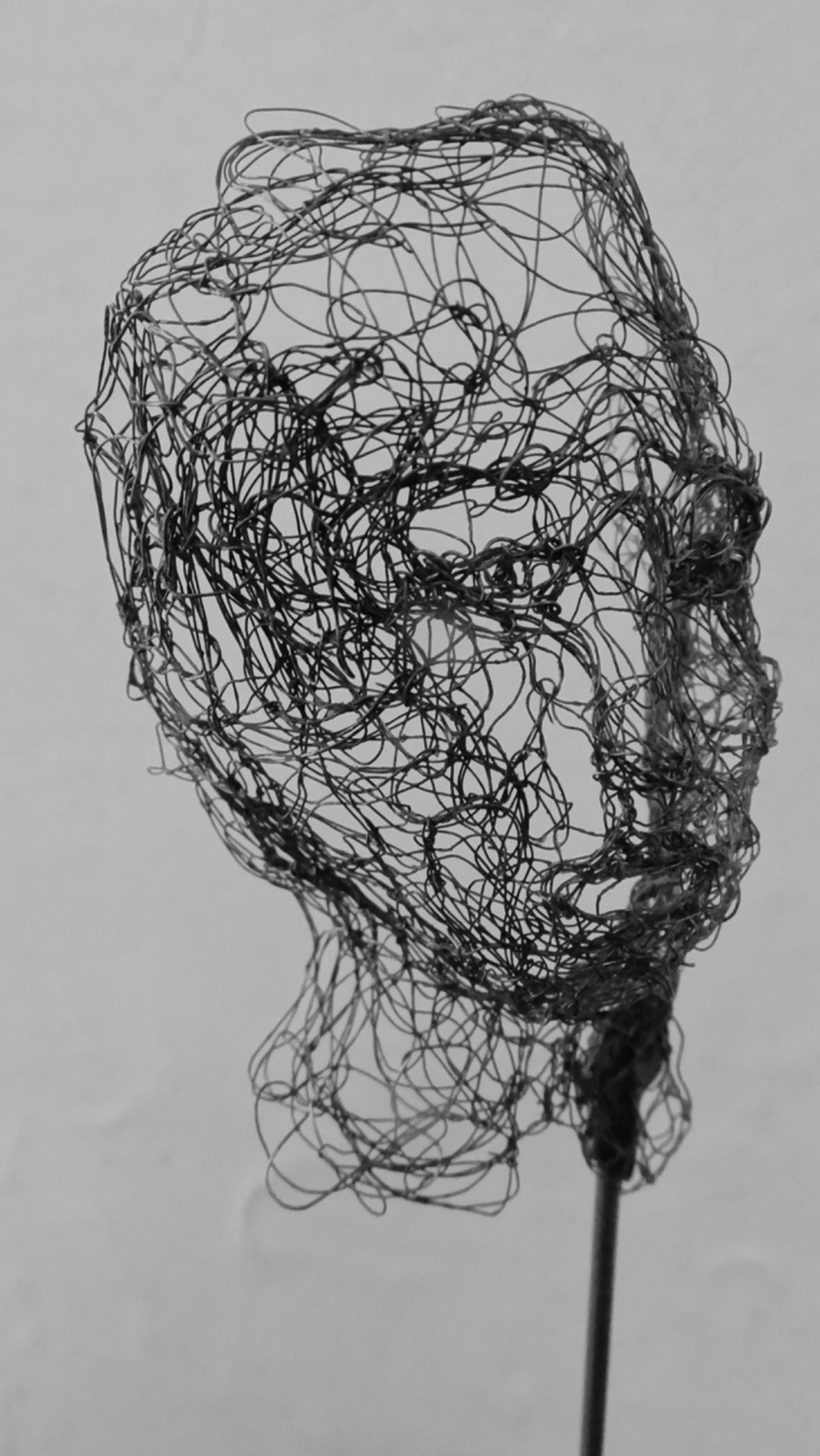 Kleine Köpfe 2023.01, Ansicht 2, Metalldrahtskulptur von Myriam Louvel