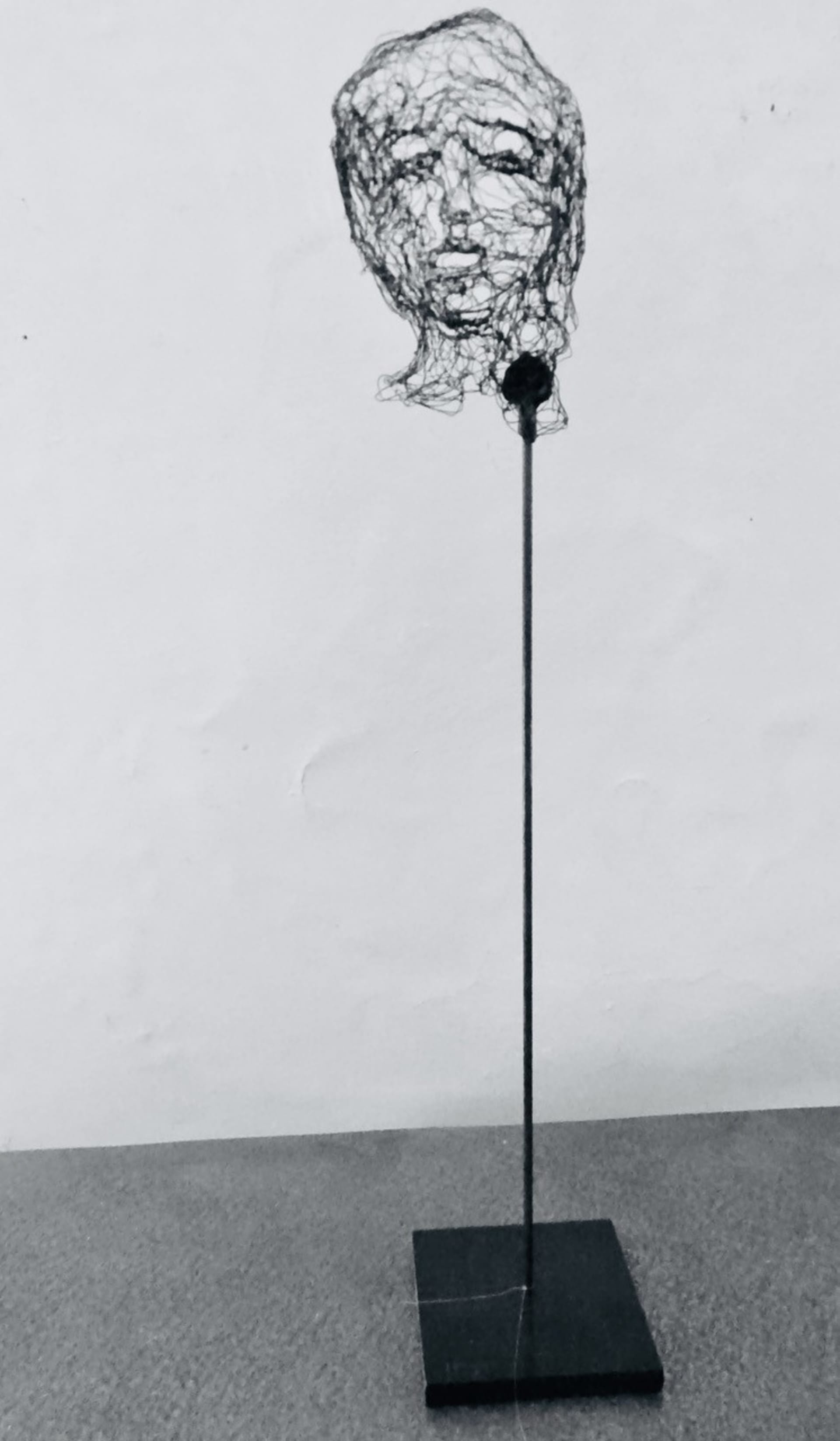 Kleine Köpfe 2023.01, Ansicht 3, Metalldrahtskulptur von Myriam Louvel