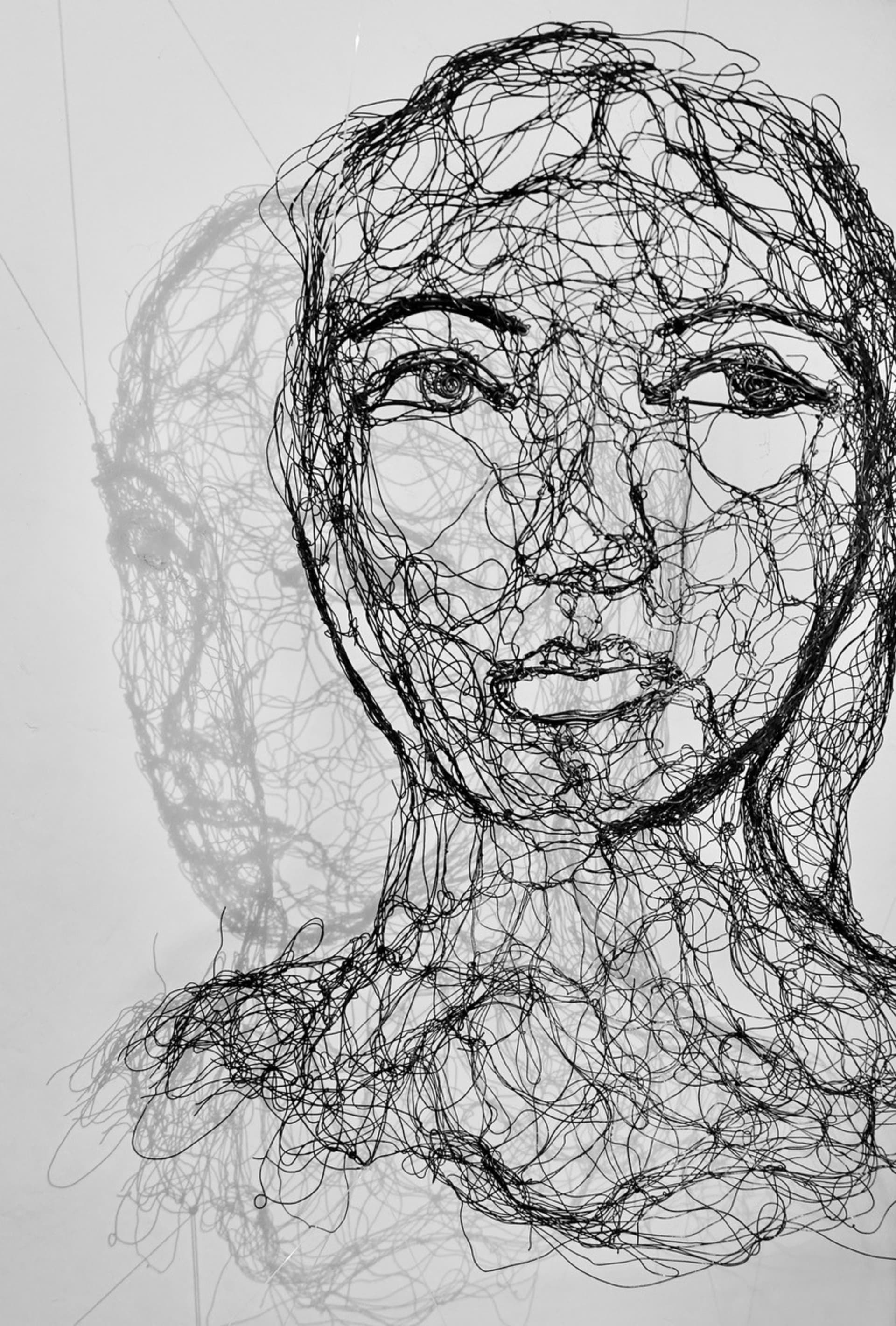 Gesichtsstudien 2023.21, Ansicht 3, Metalldrahtskulptur von Myriam Louvel