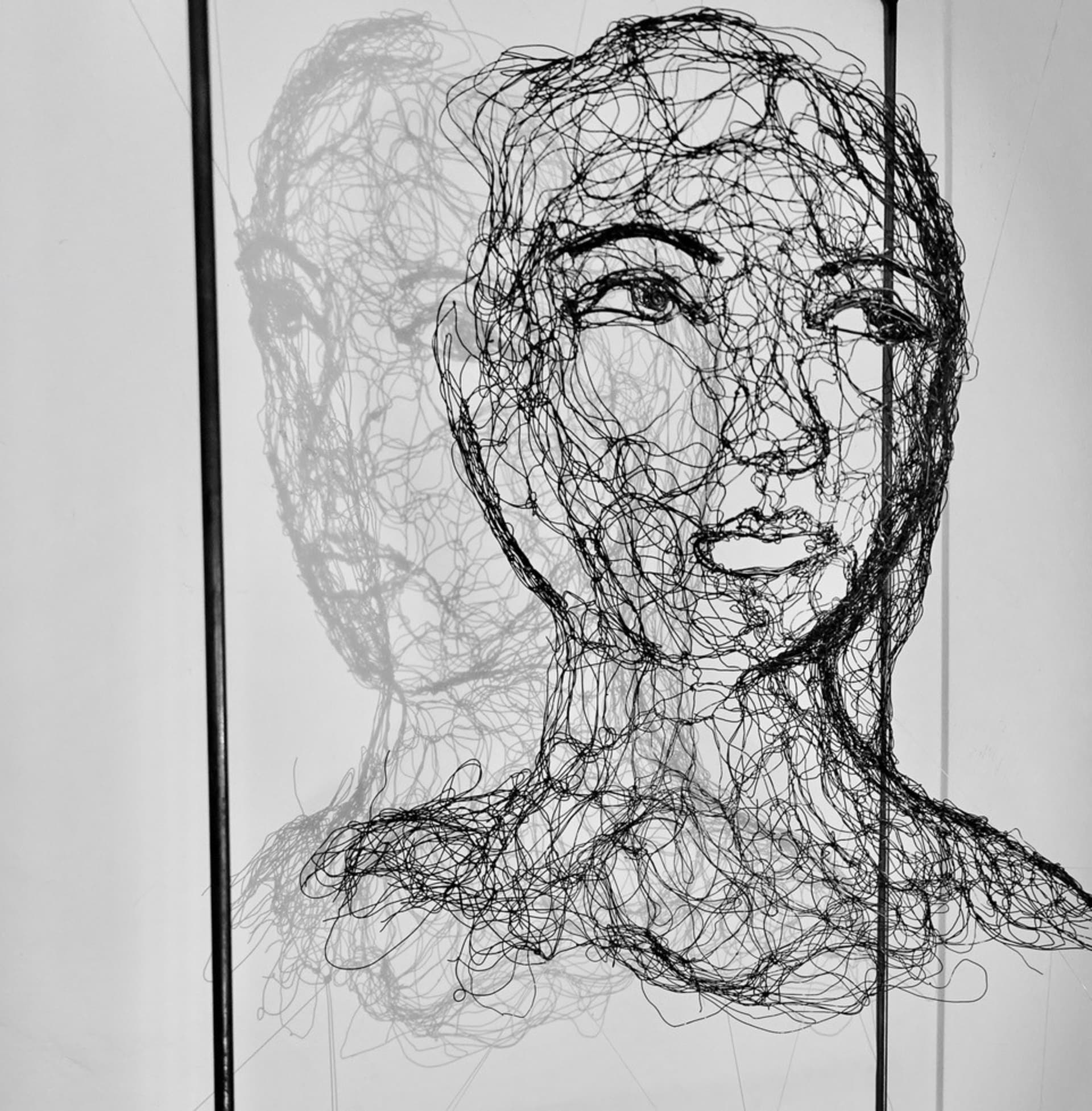 Gesichtsstudien 2023.21, Ansicht 4, Metalldrahtskulptur von Myriam Louvel
