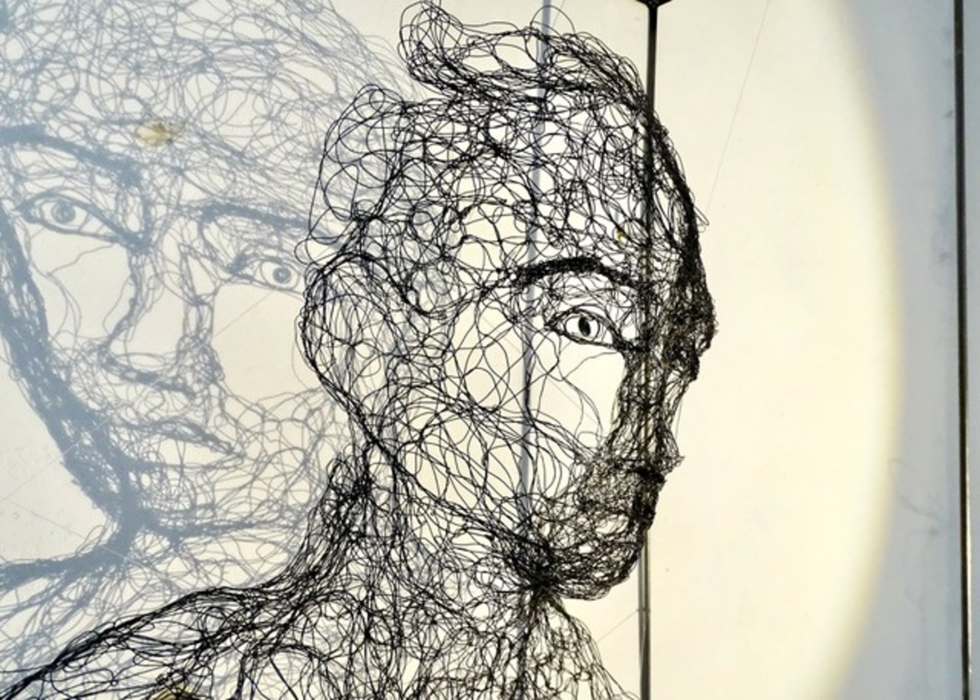 Studi di volto 2023.26, vista 4, scultura in filo di metallo di Myriam Louvel