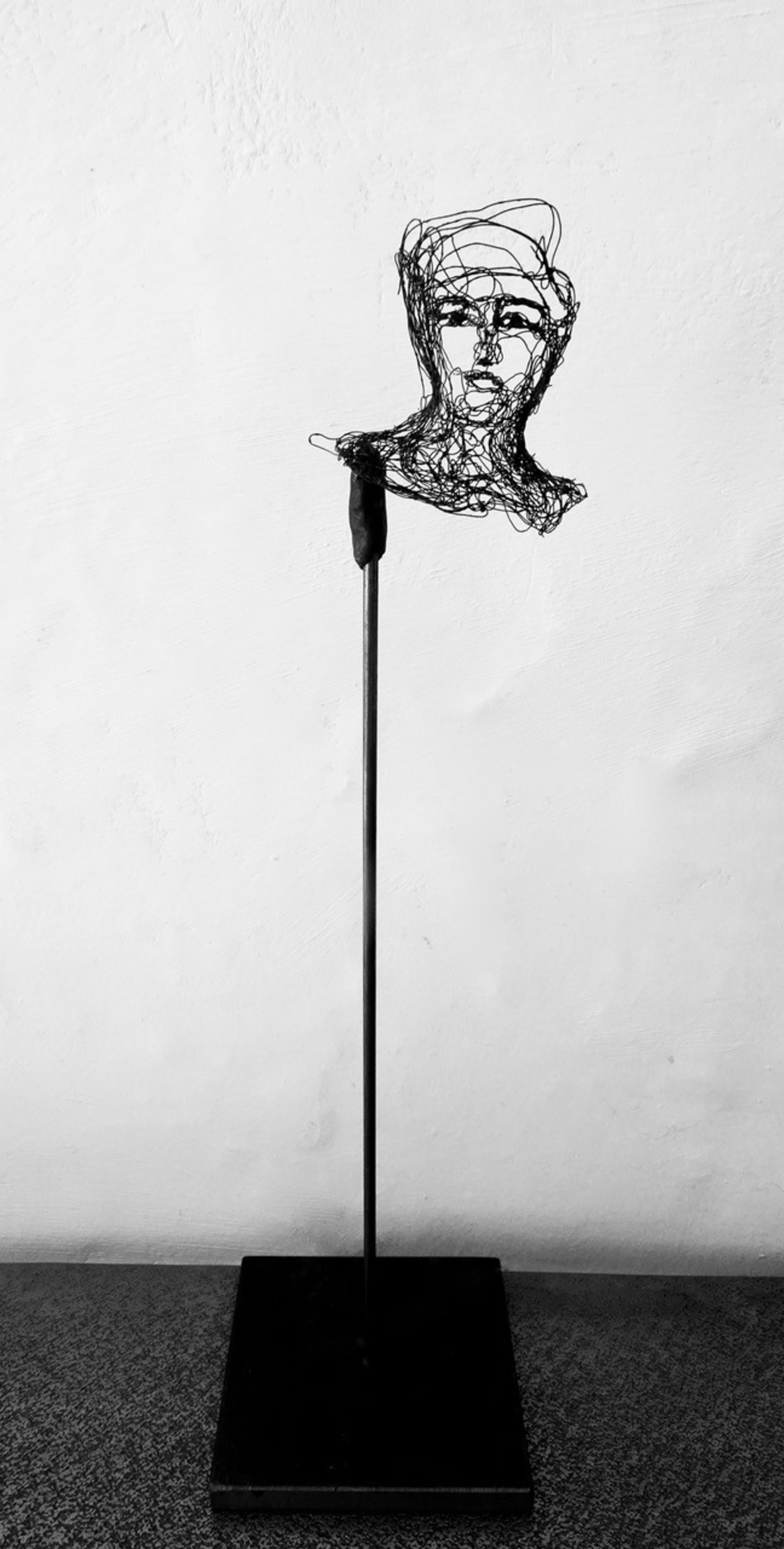 Kleine Köpfe 2023.90, Ansicht 2, Metalldrahtskulptur von Myriam Louvel