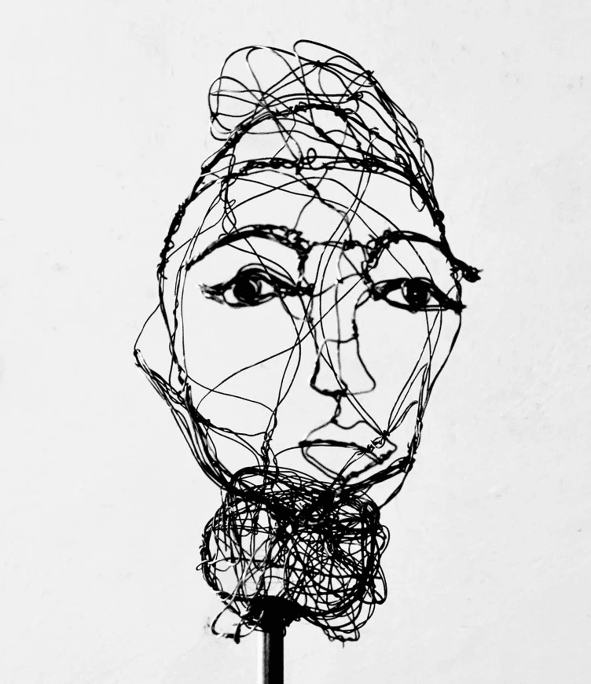 Small heads 2024.118 by Myriam Louvel, wire sculpture