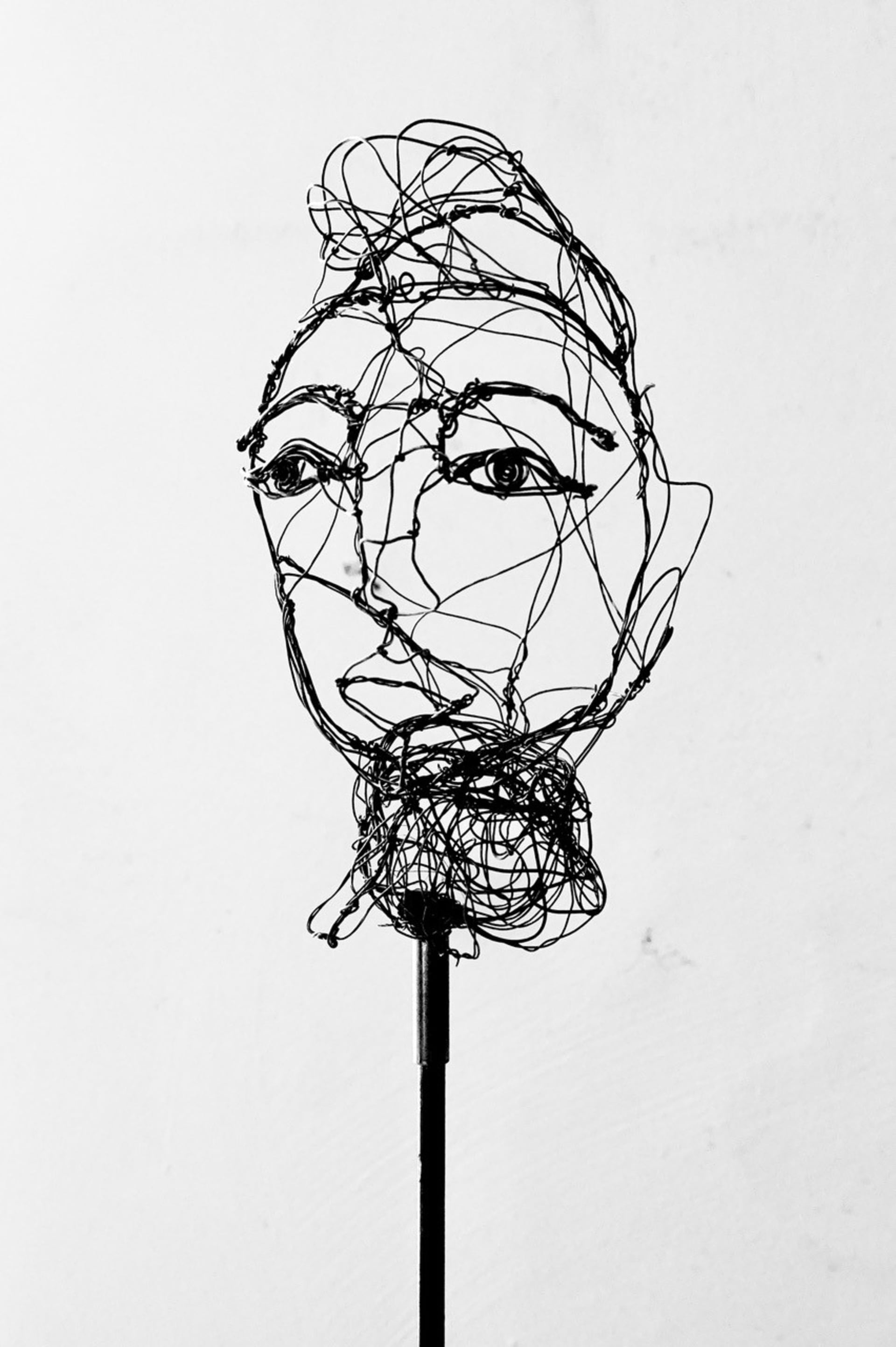 Small heads 2024.118, view 2, wire sculpture by Myriam Louvel