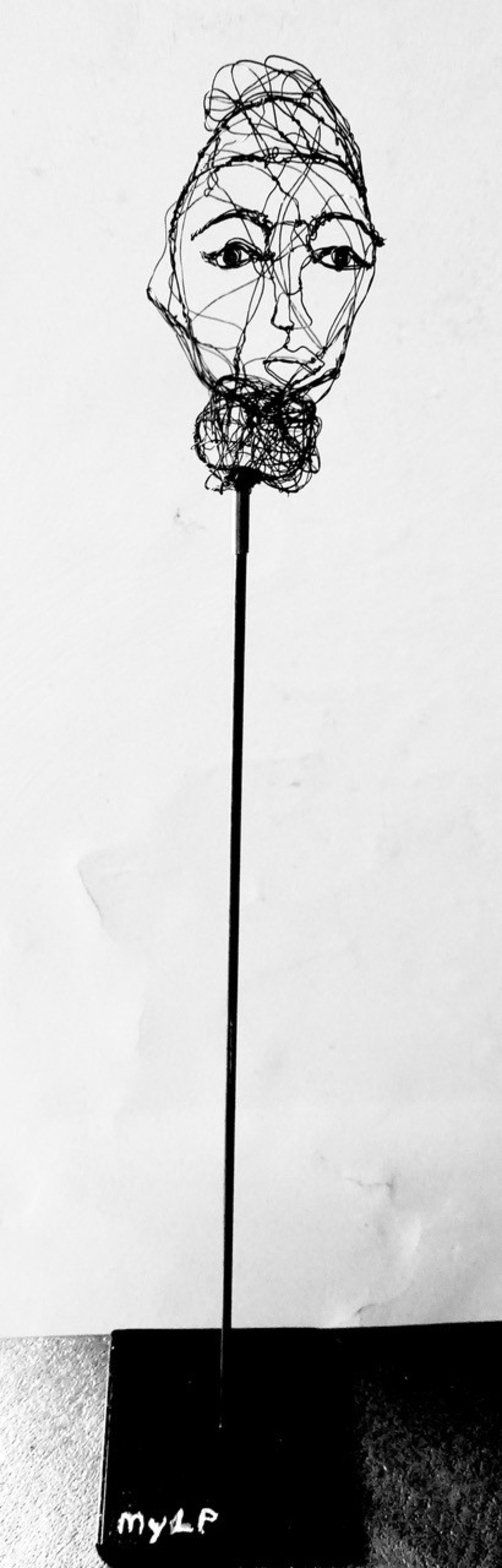 Small heads 2024.118, view 3, wire sculpture by Myriam Louvel