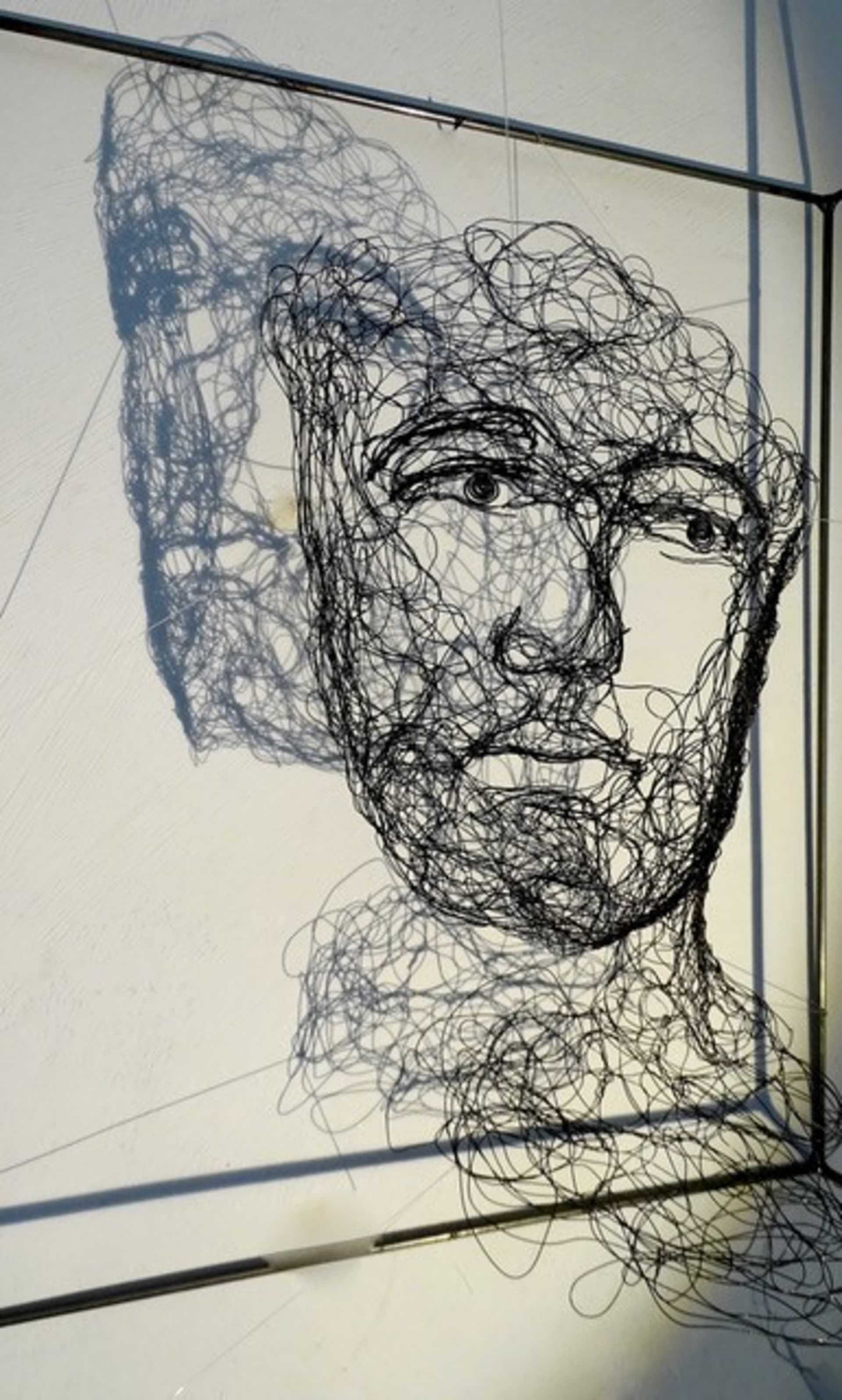 Gezichtsstudies 2024.12, aanzicht 3, metaaldraadsculptuur door Myriam Louvel