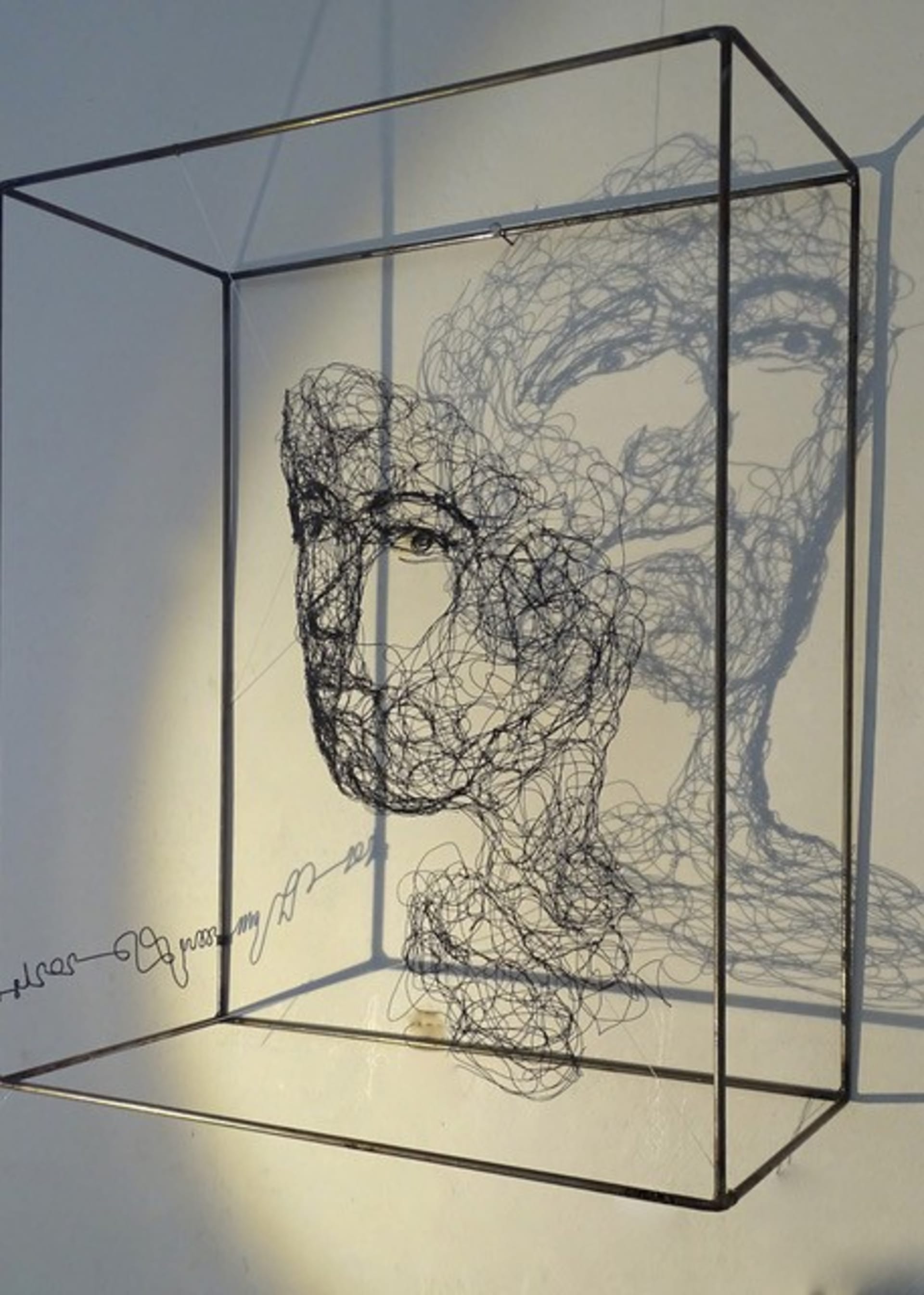 Gezichtsstudies 2024.12, aanzicht 4, metaaldraadsculptuur door Myriam Louvel