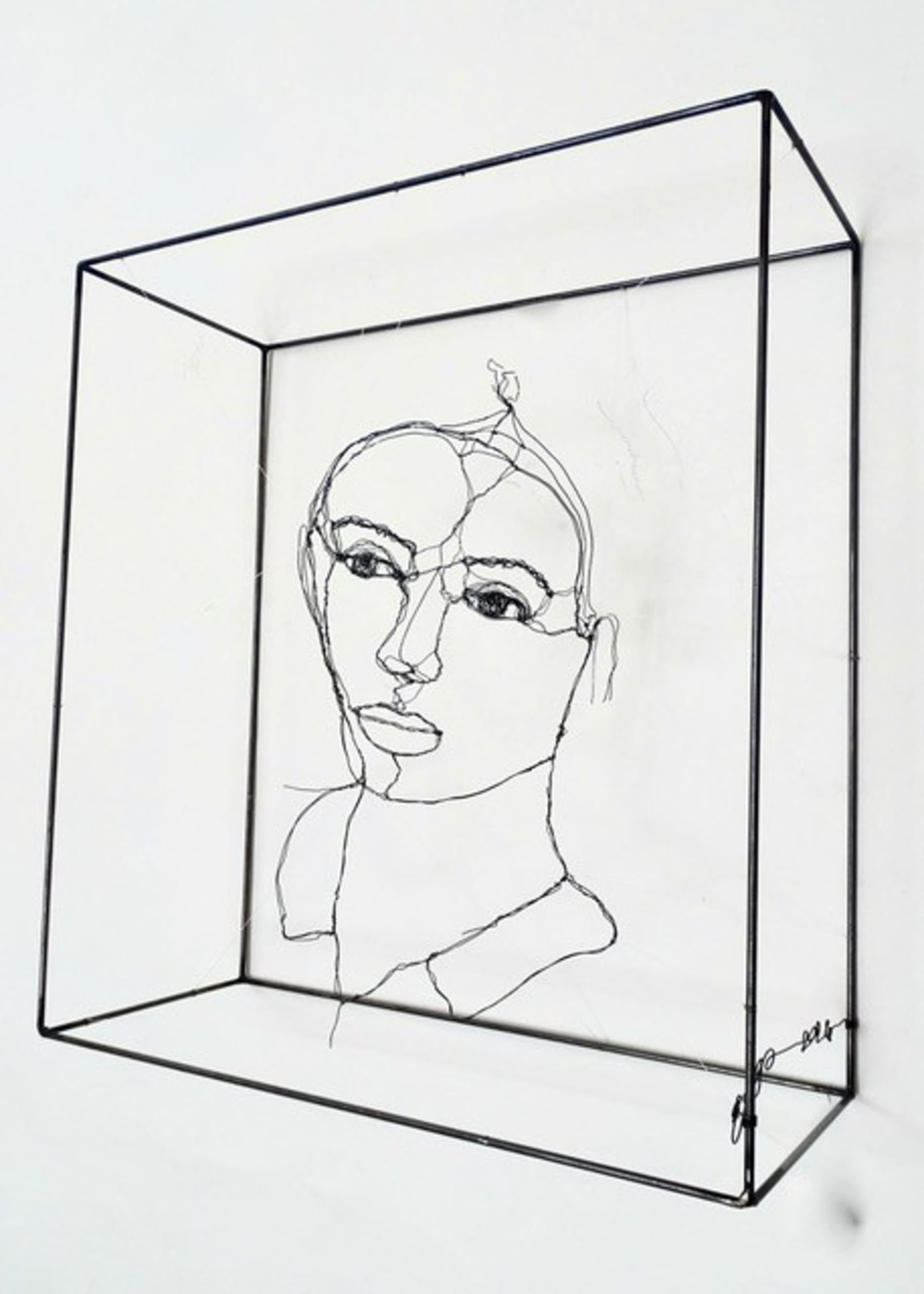 Gezichtsstudies 2024.131, aanzicht 2, metaaldraadsculptuur door Myriam Louvel