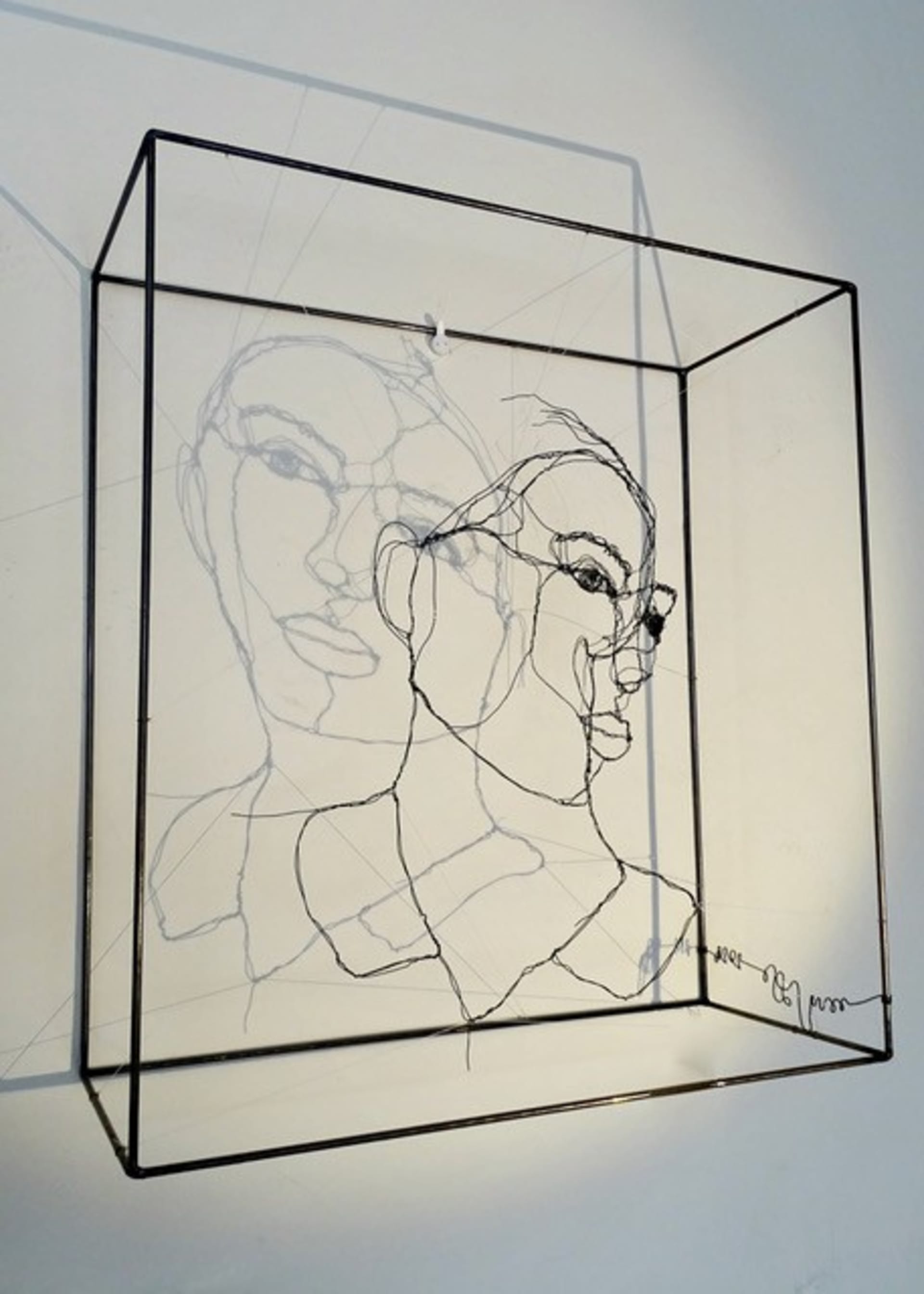 Gezichtsstudies 2024.131, aanzicht 3, metaaldraadsculptuur door Myriam Louvel