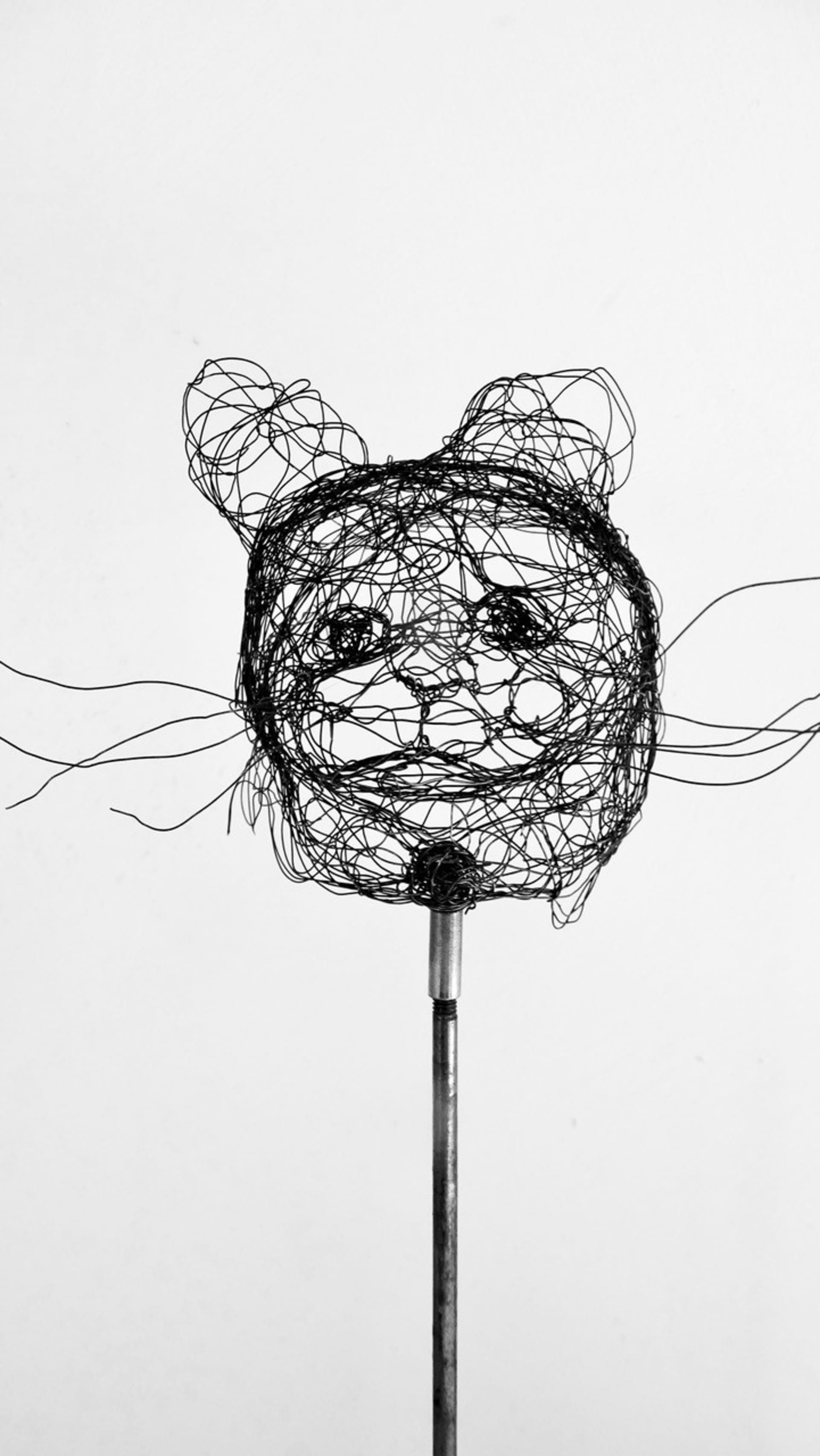 Pequenas criaturas 2024.135 por Myriam Louvel, escultura em fio de metal