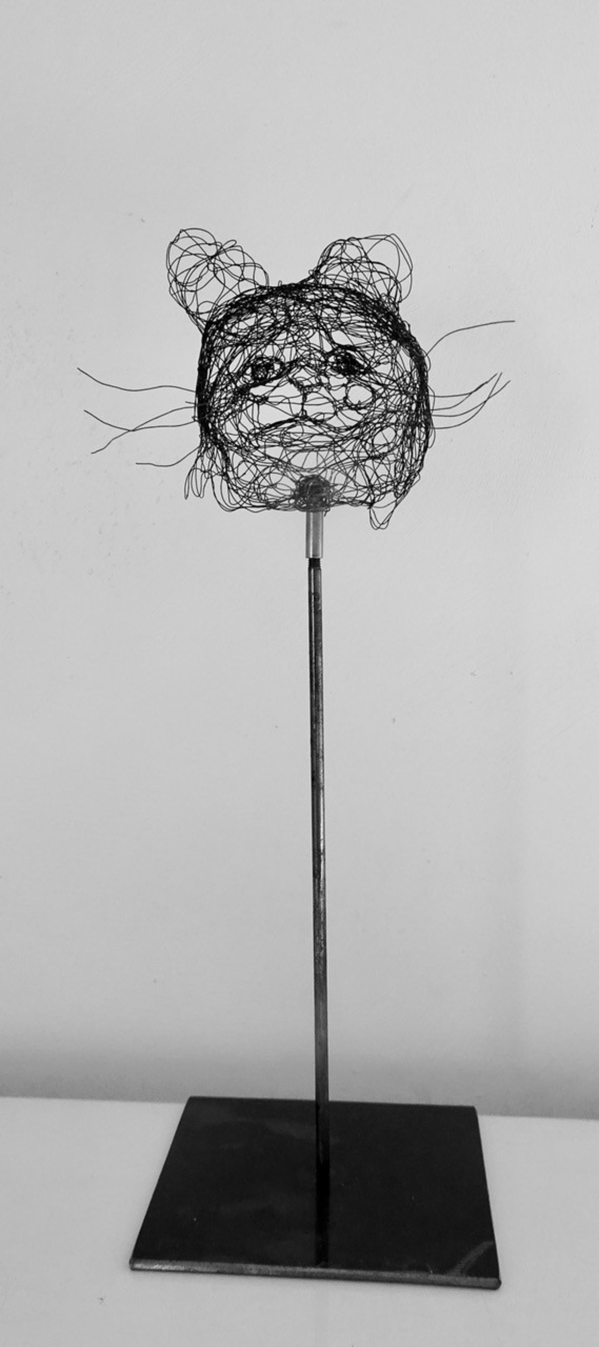 Pequenas criaturas 2024.135, vista 2, escultura em fio de metal por Myriam Louvel