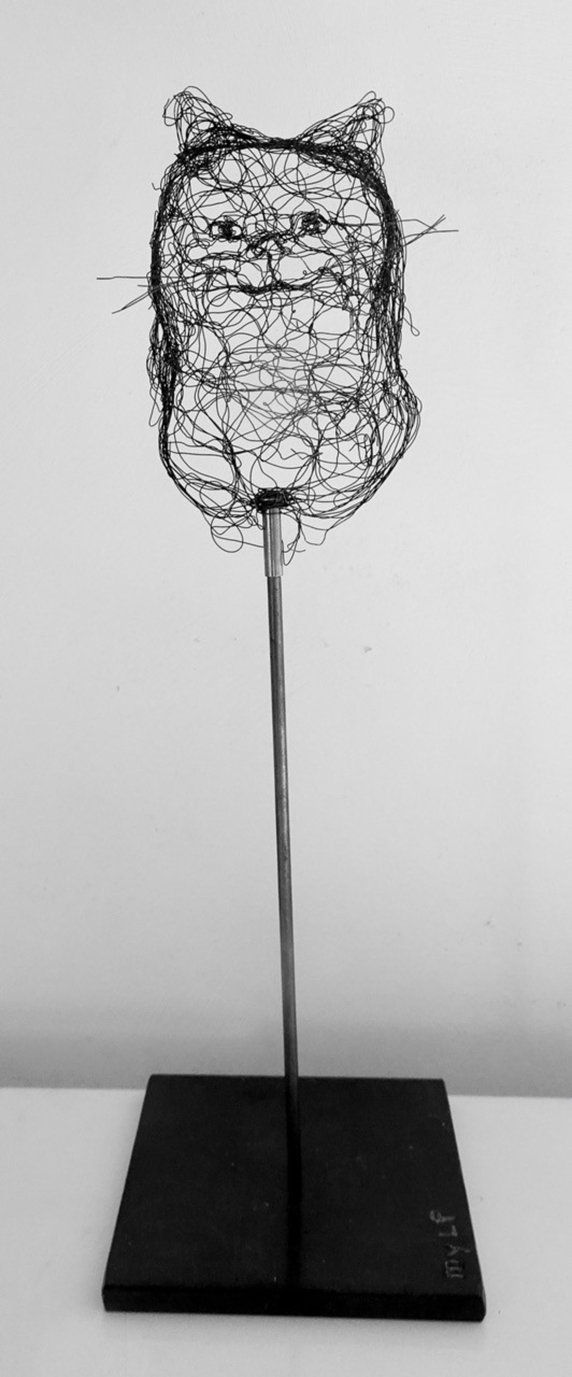Pequeñas criaturas 2024.136, vista 2, escultura en hilo de metal por Myriam Louvel