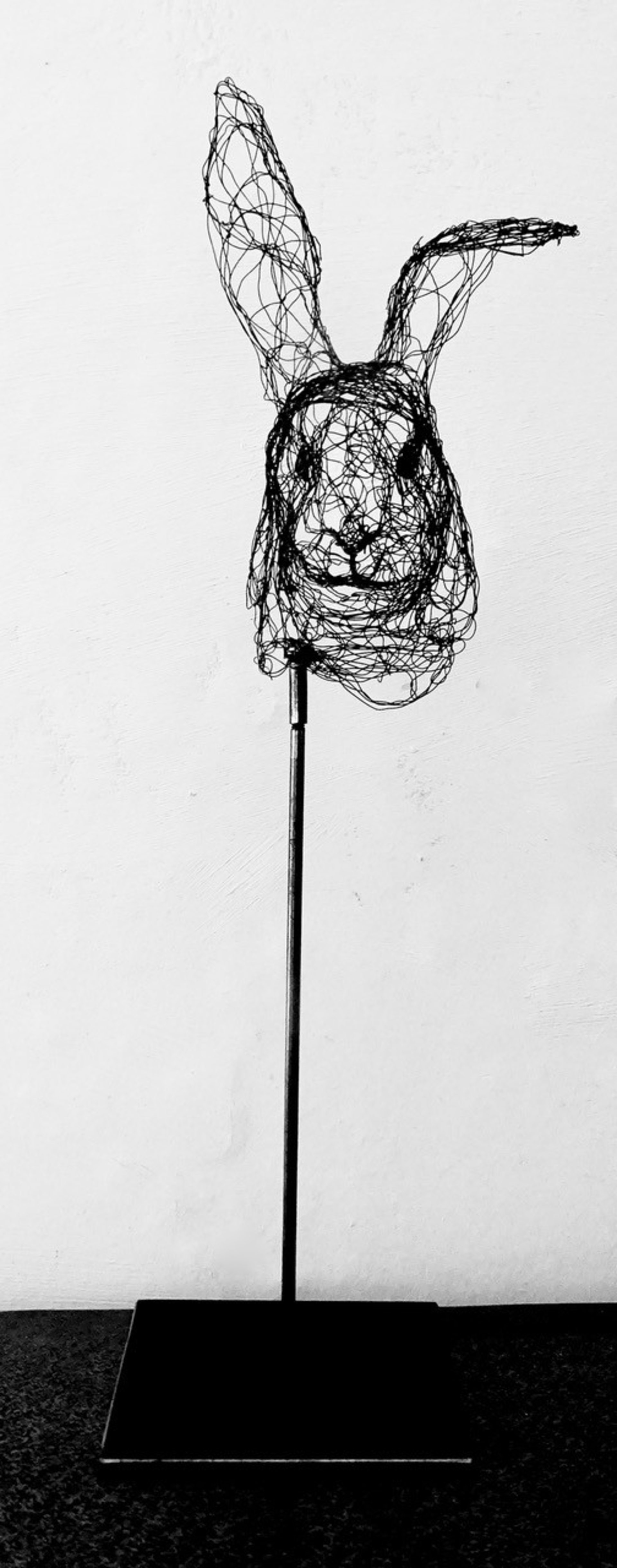 Piccole creature 2024.42, vista 2, scultura in filo di metallo di Myriam Louvel