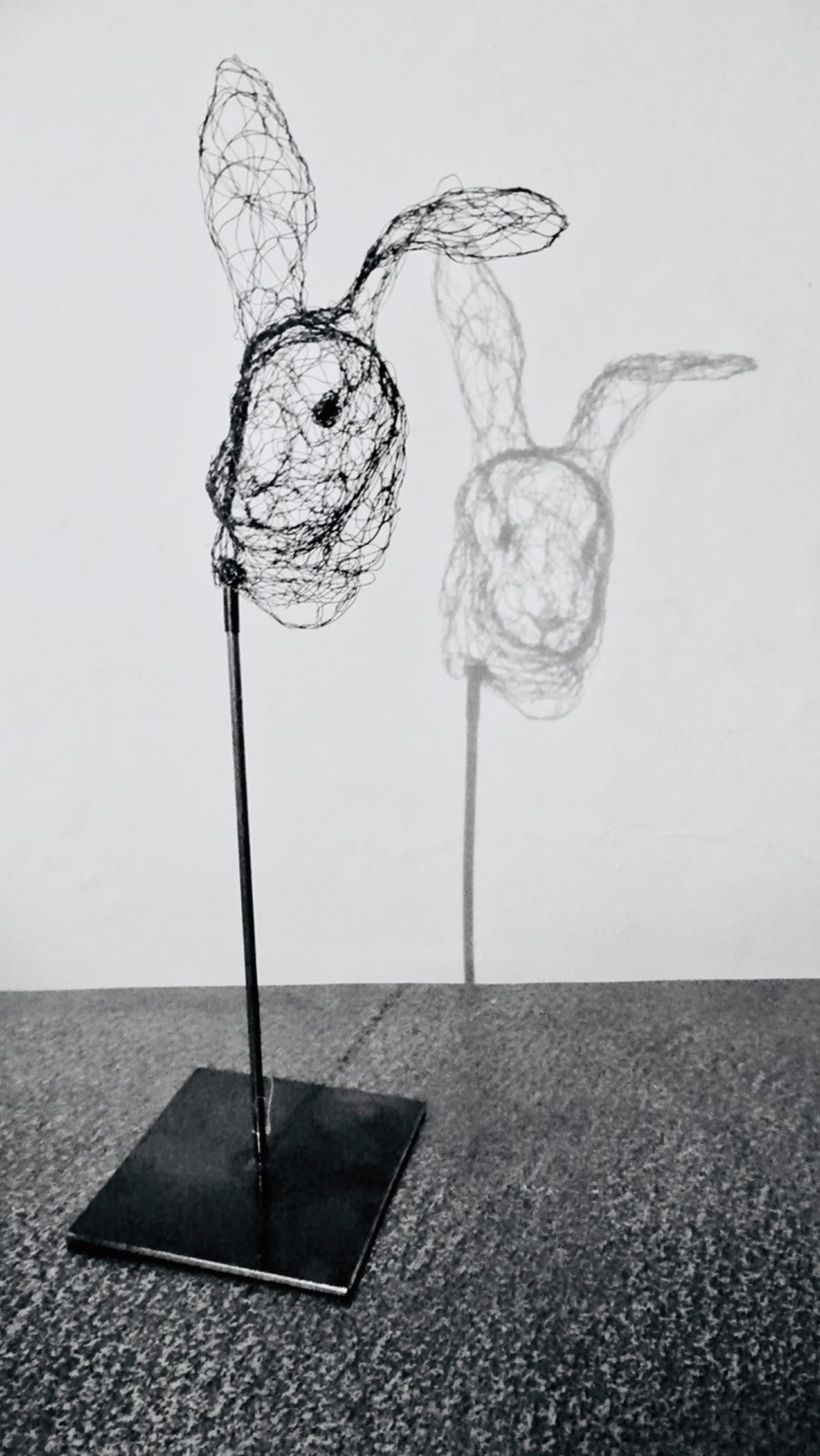 Piccole creature 2024.42, vista 4, scultura in filo di metallo di Myriam Louvel