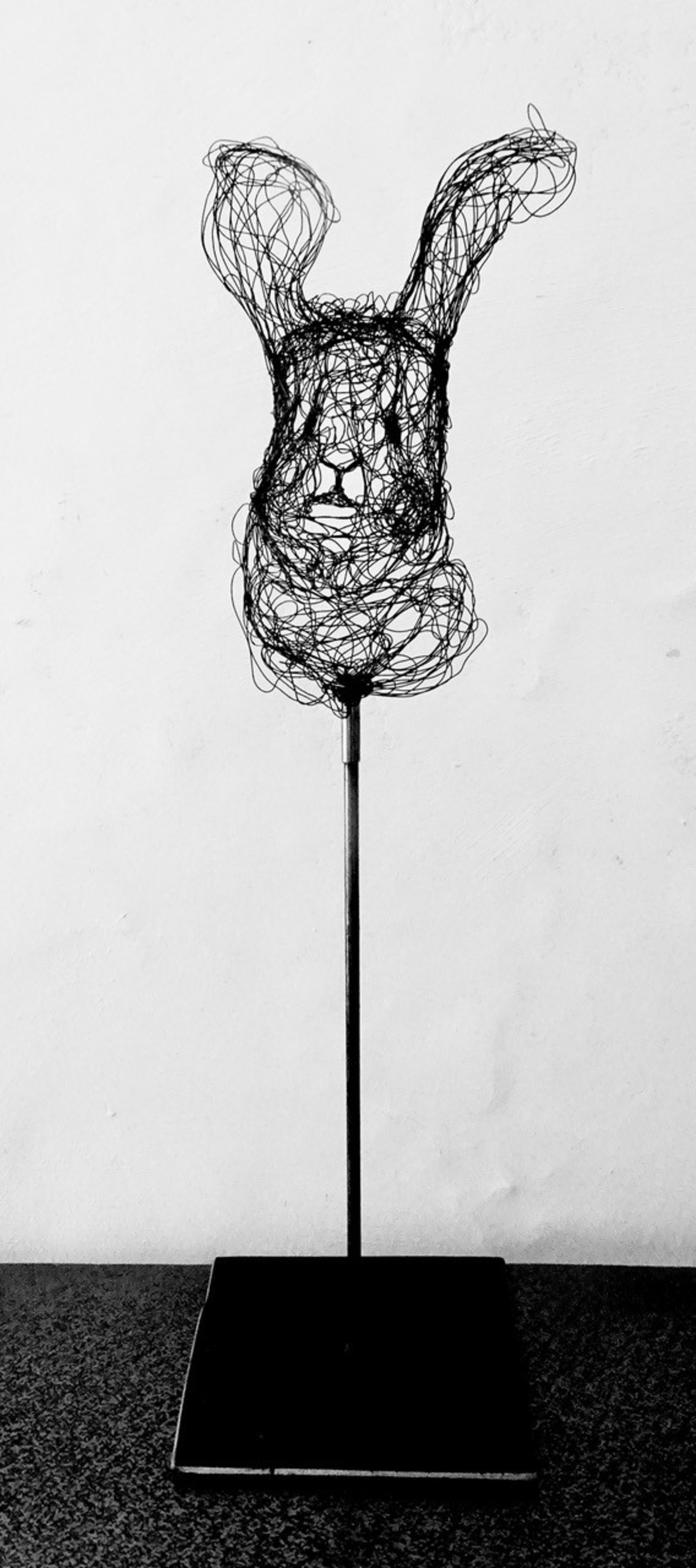 Piccole creature 2024.45, vista 2, scultura in filo di metallo di Myriam Louvel