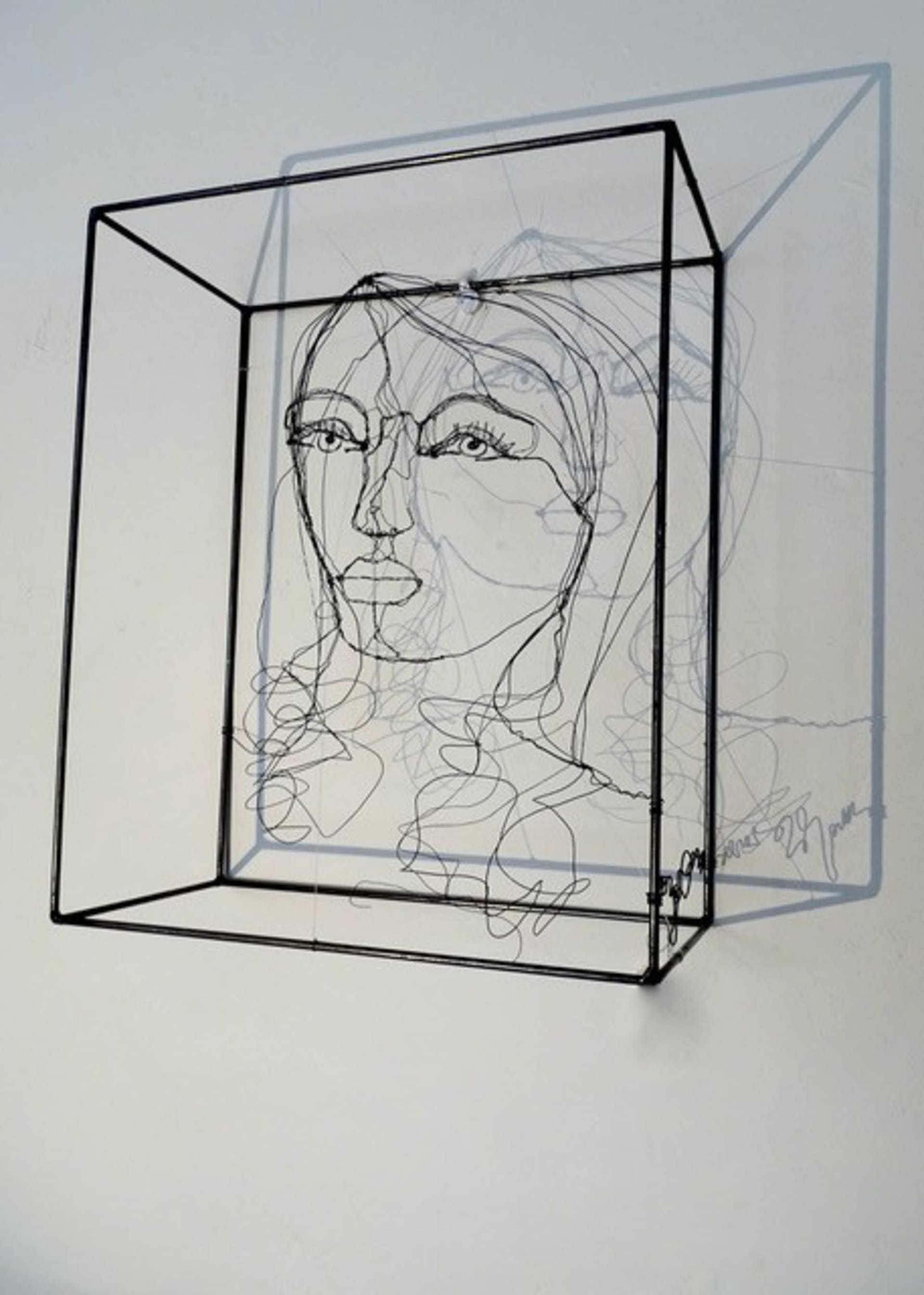 Gesichtsstudien 2024.84, Ansicht 3, Metalldrahtskulptur von Myriam Louvel