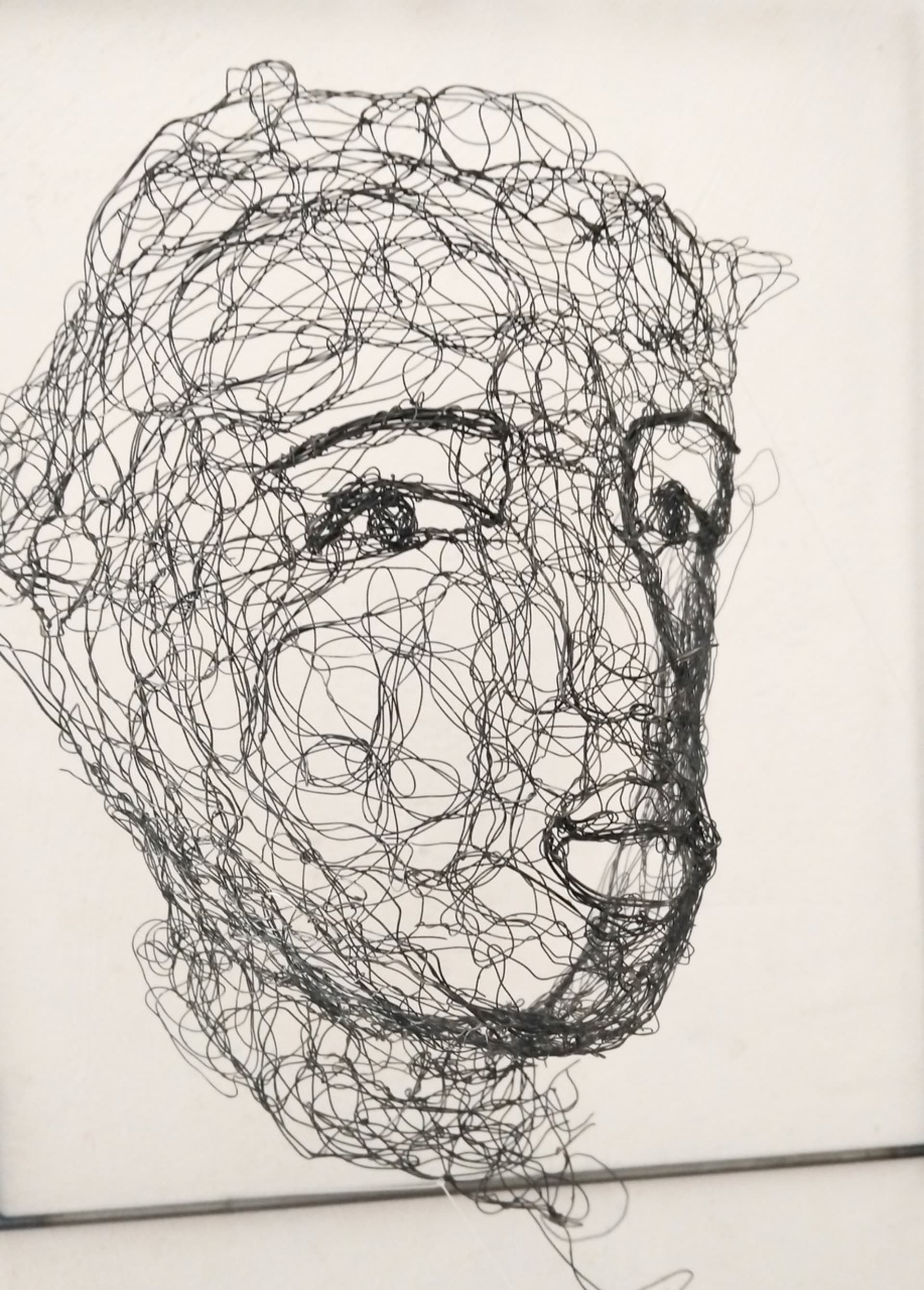 Étude de visage 2024.85, vue 3, sculpture en fil de fer par Myriam Louvel
